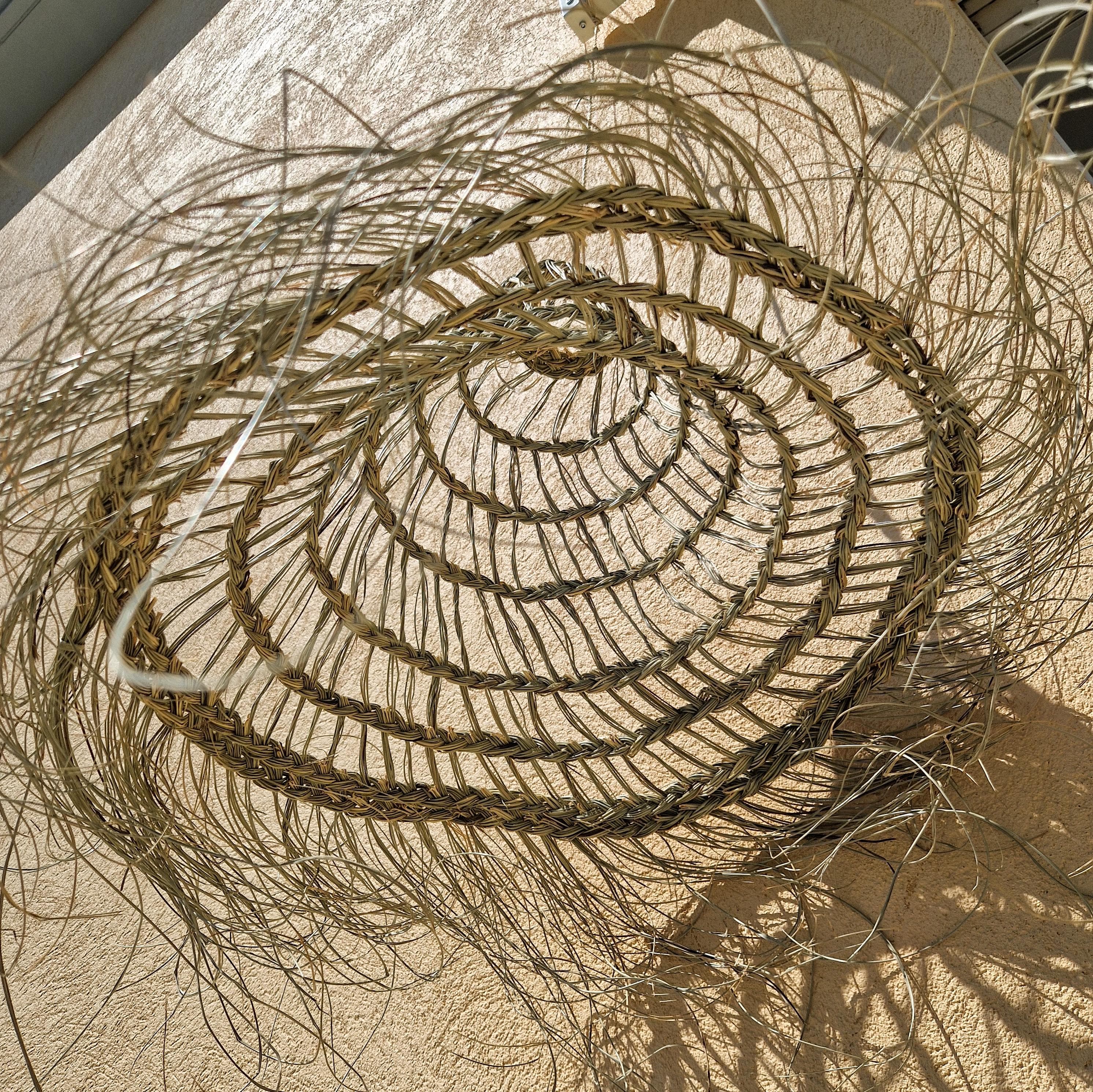 Suspension cône ajourée évasée en feuilles de palmier