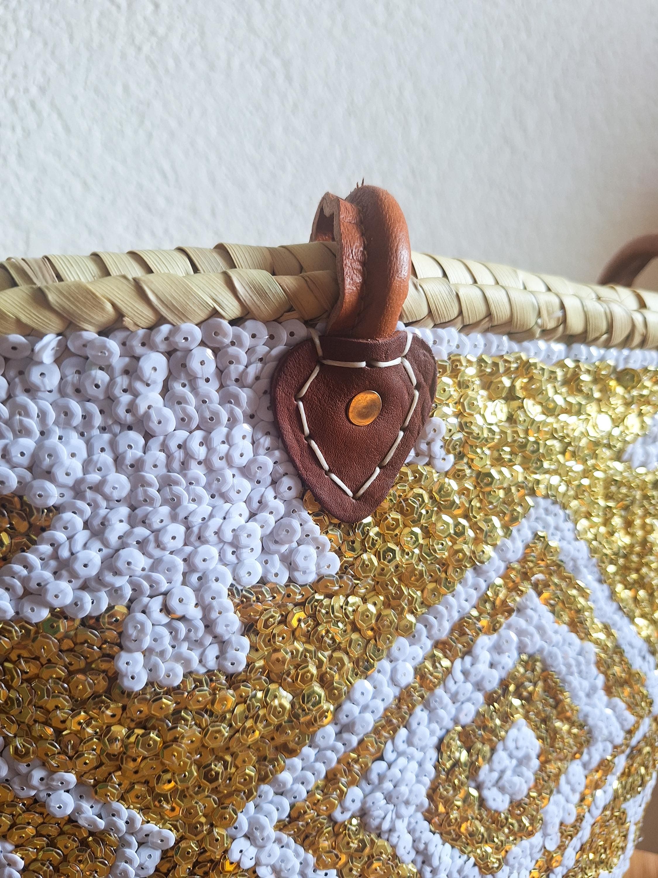 Sac cabas en paille brodée de sequins blancs et dorés – Anses cuir et fermeture filet – Artisanat marocain chic et bohème
