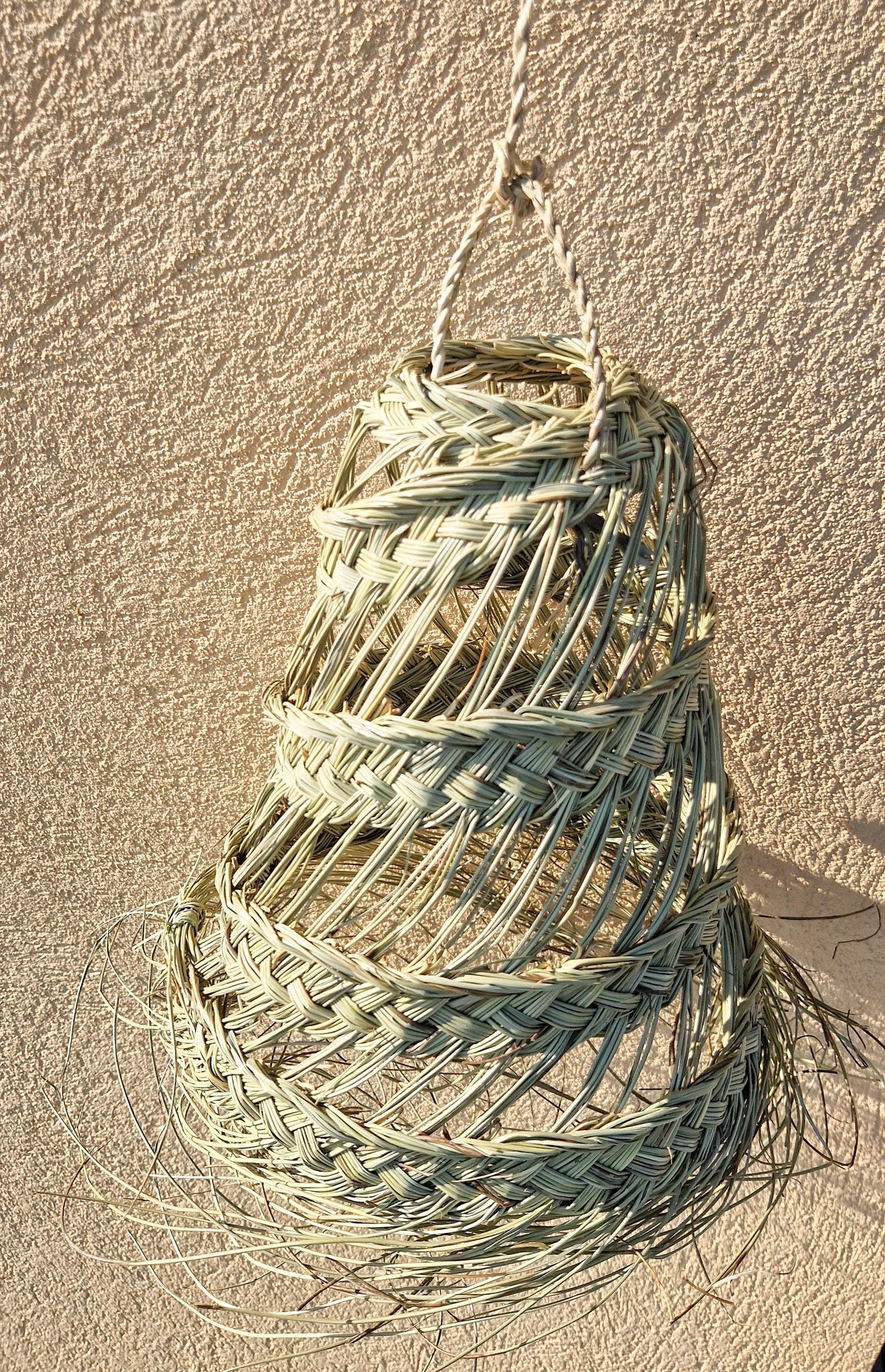 Suspension cylindrique ajourée en feuilles de palmier