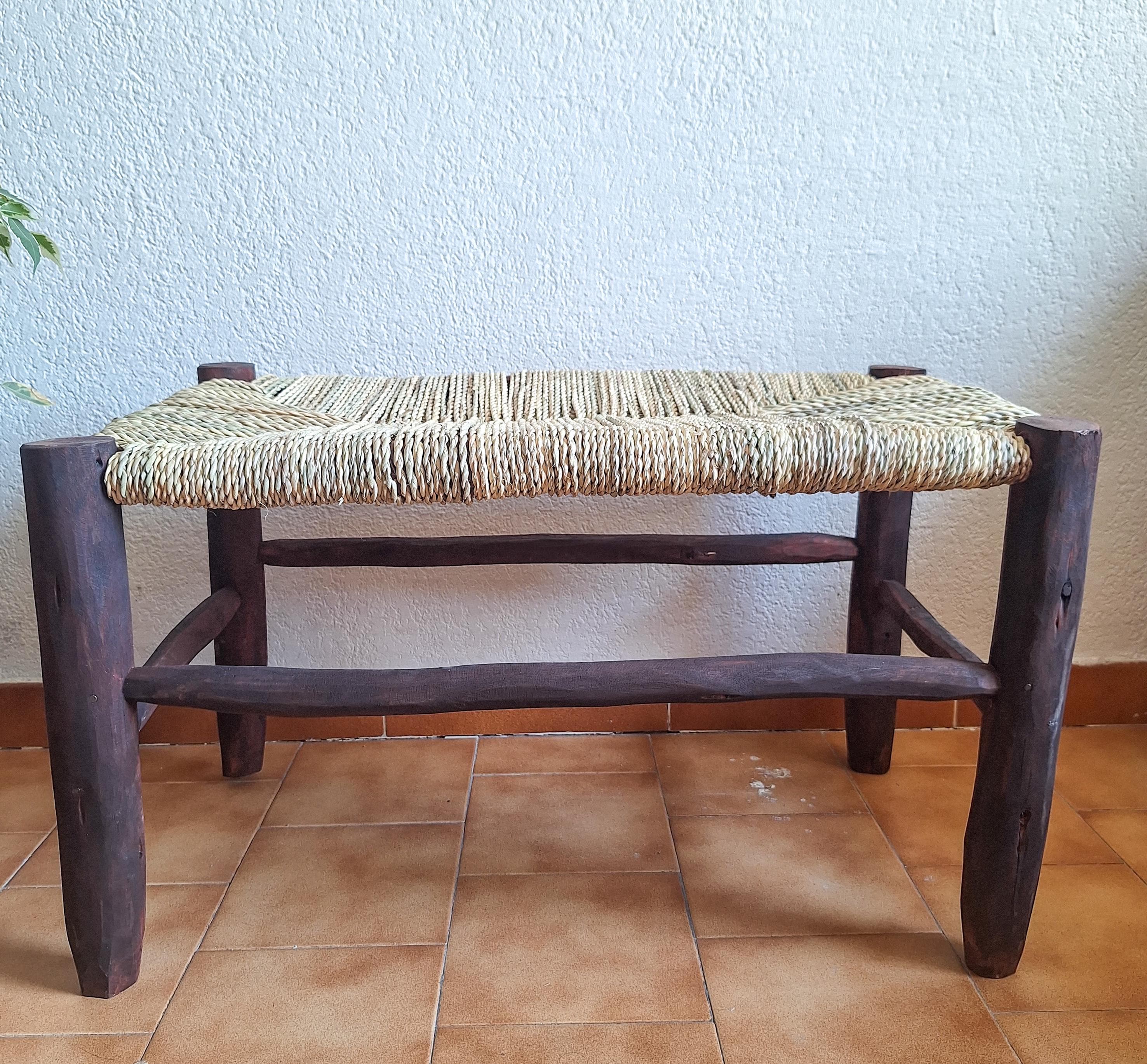 Banc marocain en bois foncé et assise tressée en feuilles de palmier