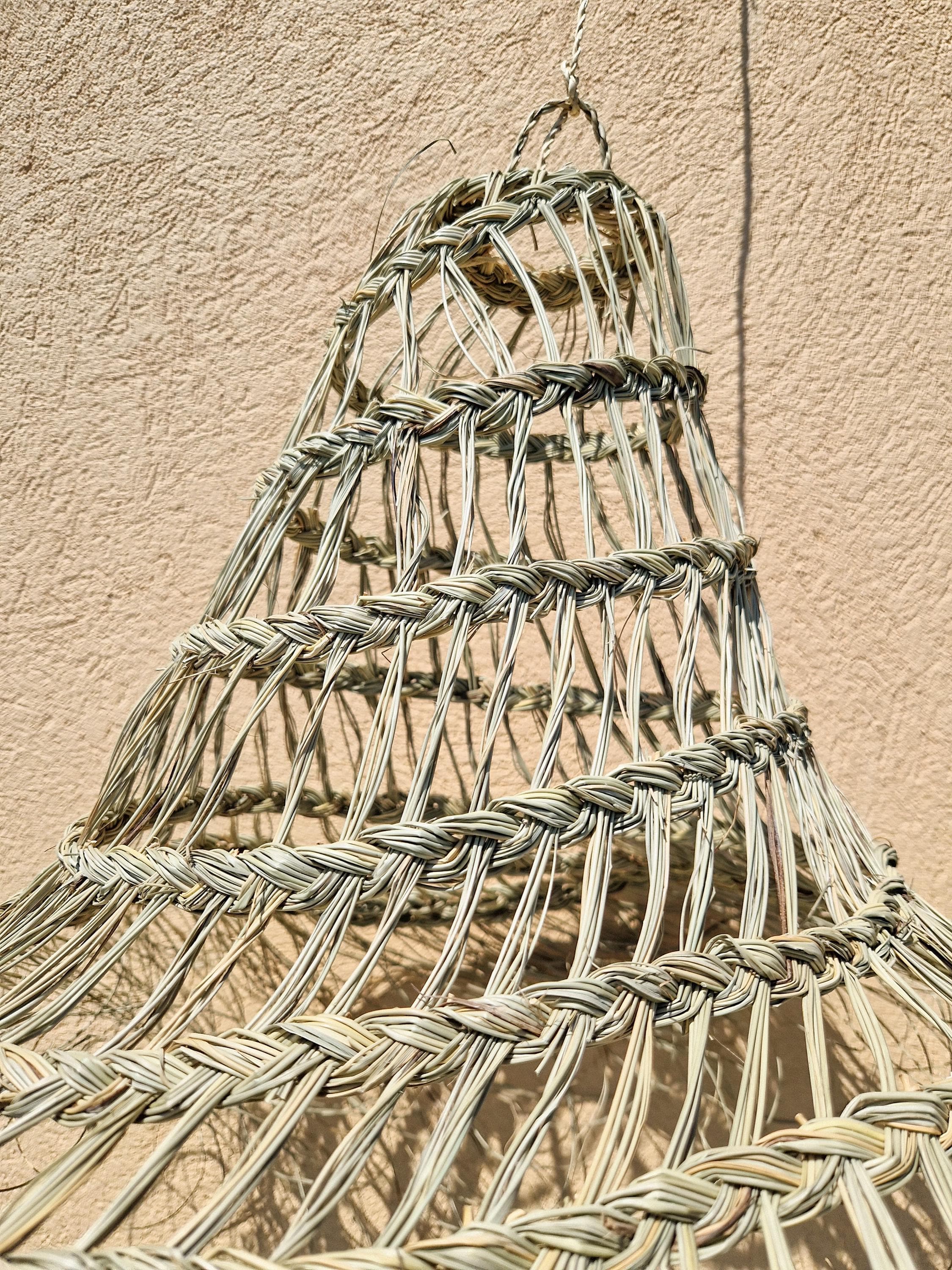 Suspension cône ajourée évasée en feuilles de palmier