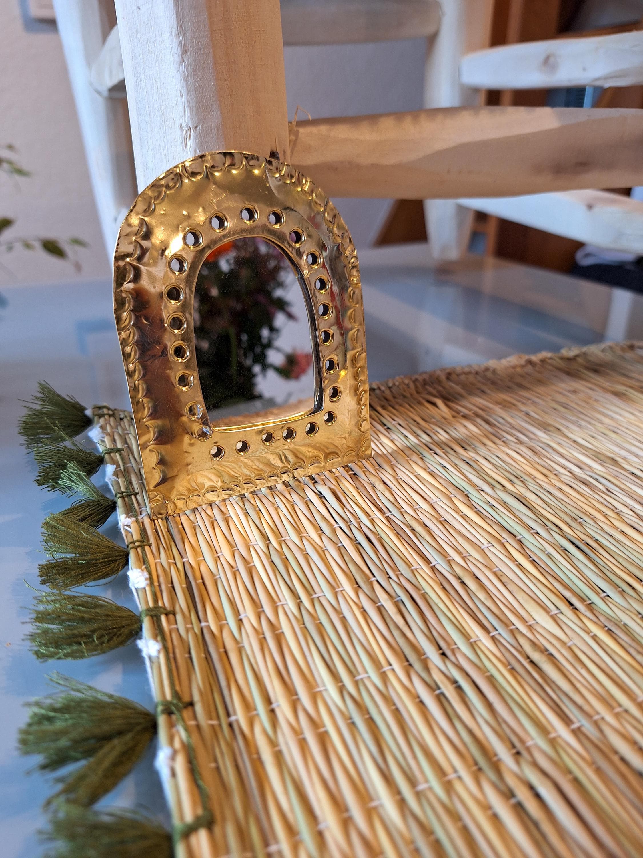 Charmant miroir mural doré en forme de fenêtre