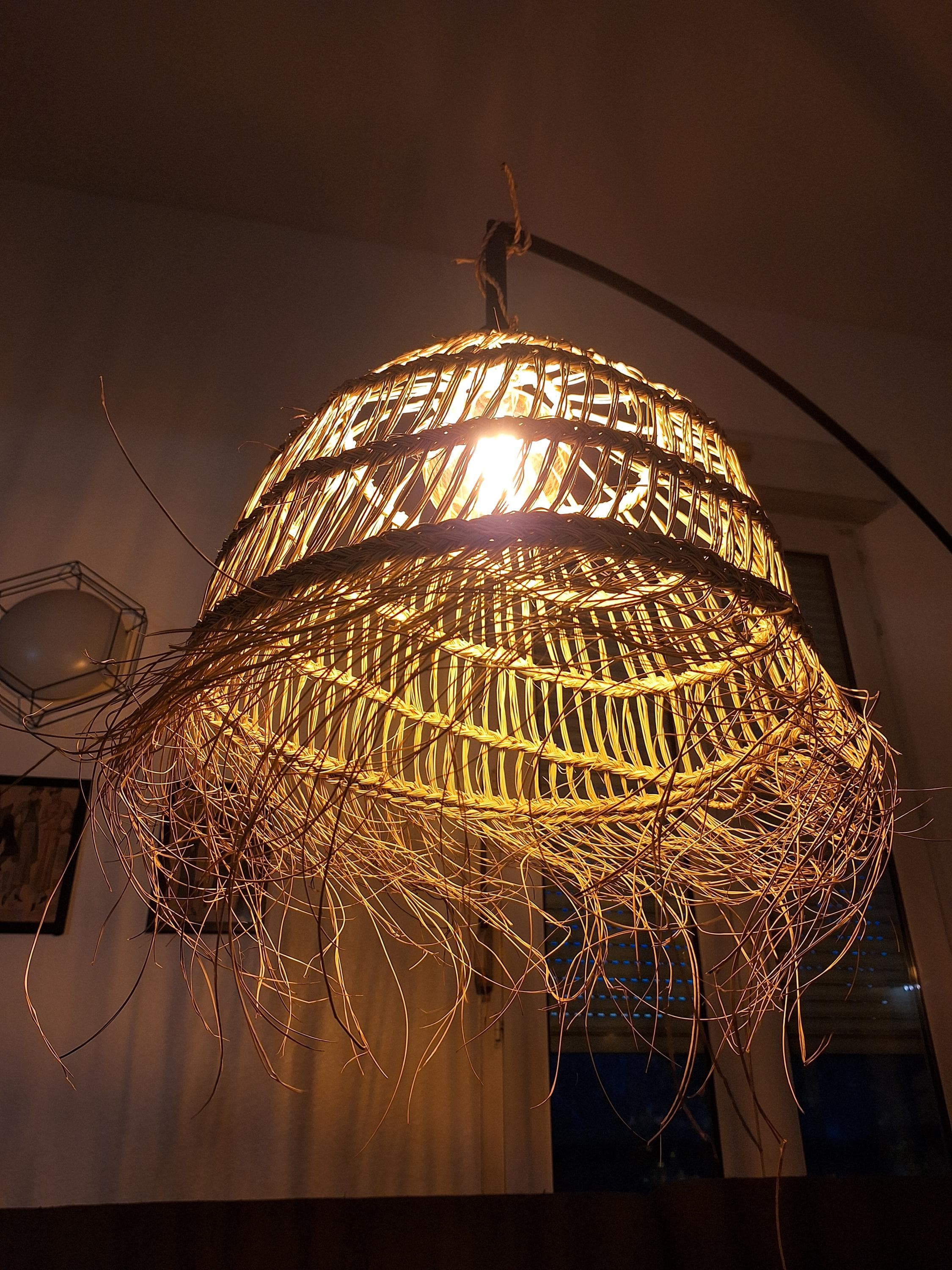 Suspension bohème en feuilles de palmier – Lampe ajourée frangée
