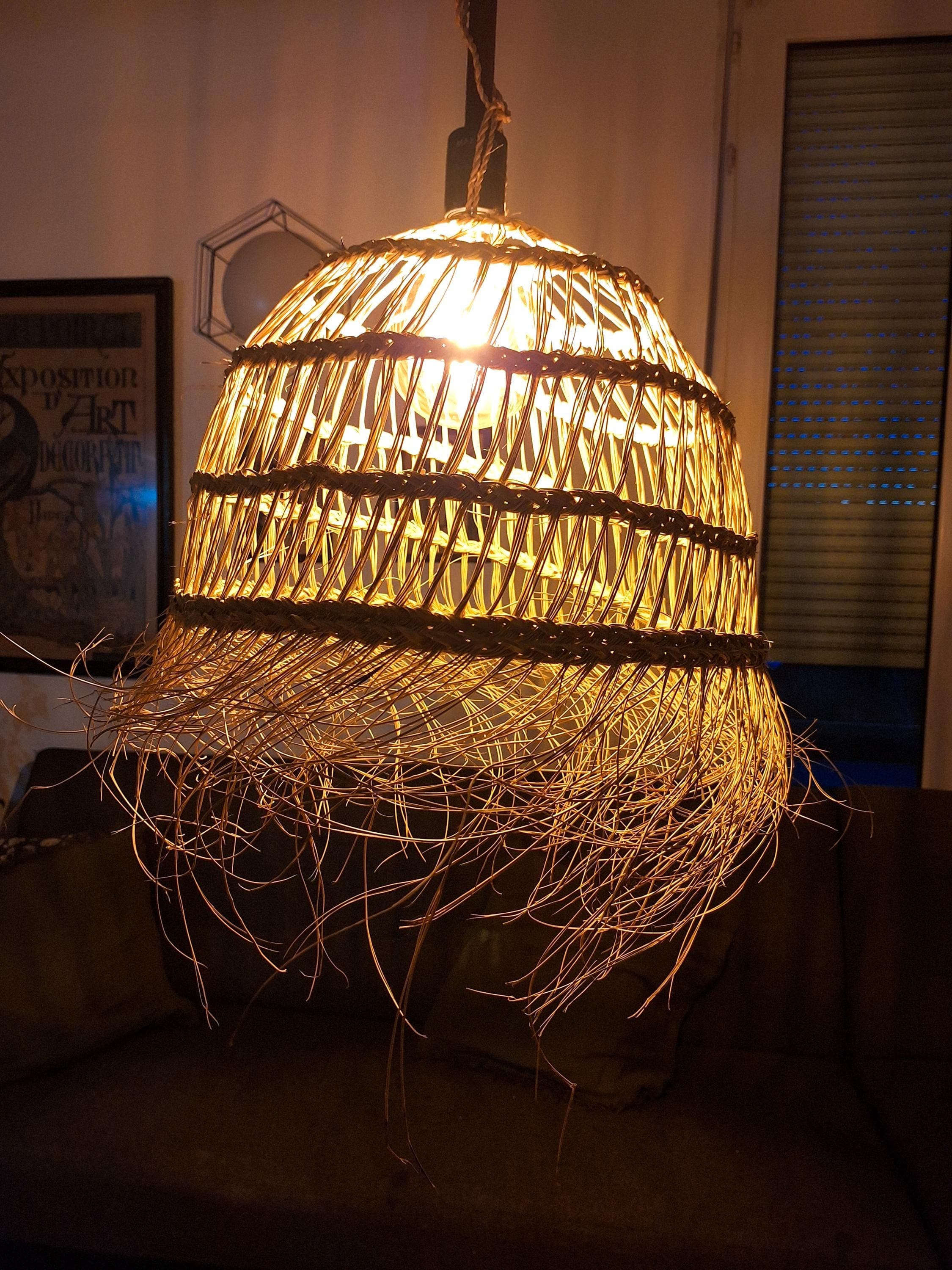 Suspension bohème en feuilles de palmier – Lampe ajourée frangée