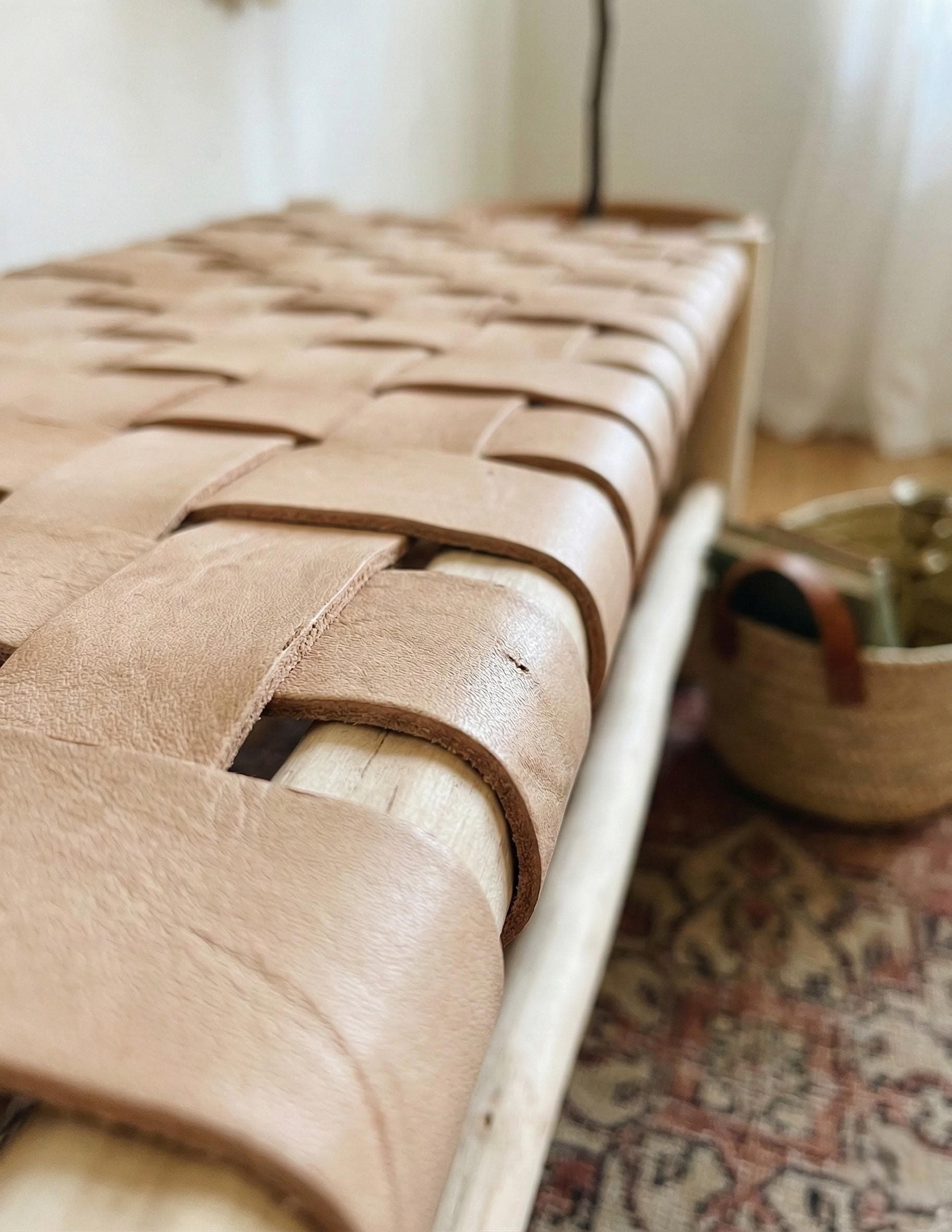 Banc artisanal en bois et cuir tressé – cuir foncé ou cuir clair – Style bohème chic et rustique moderne