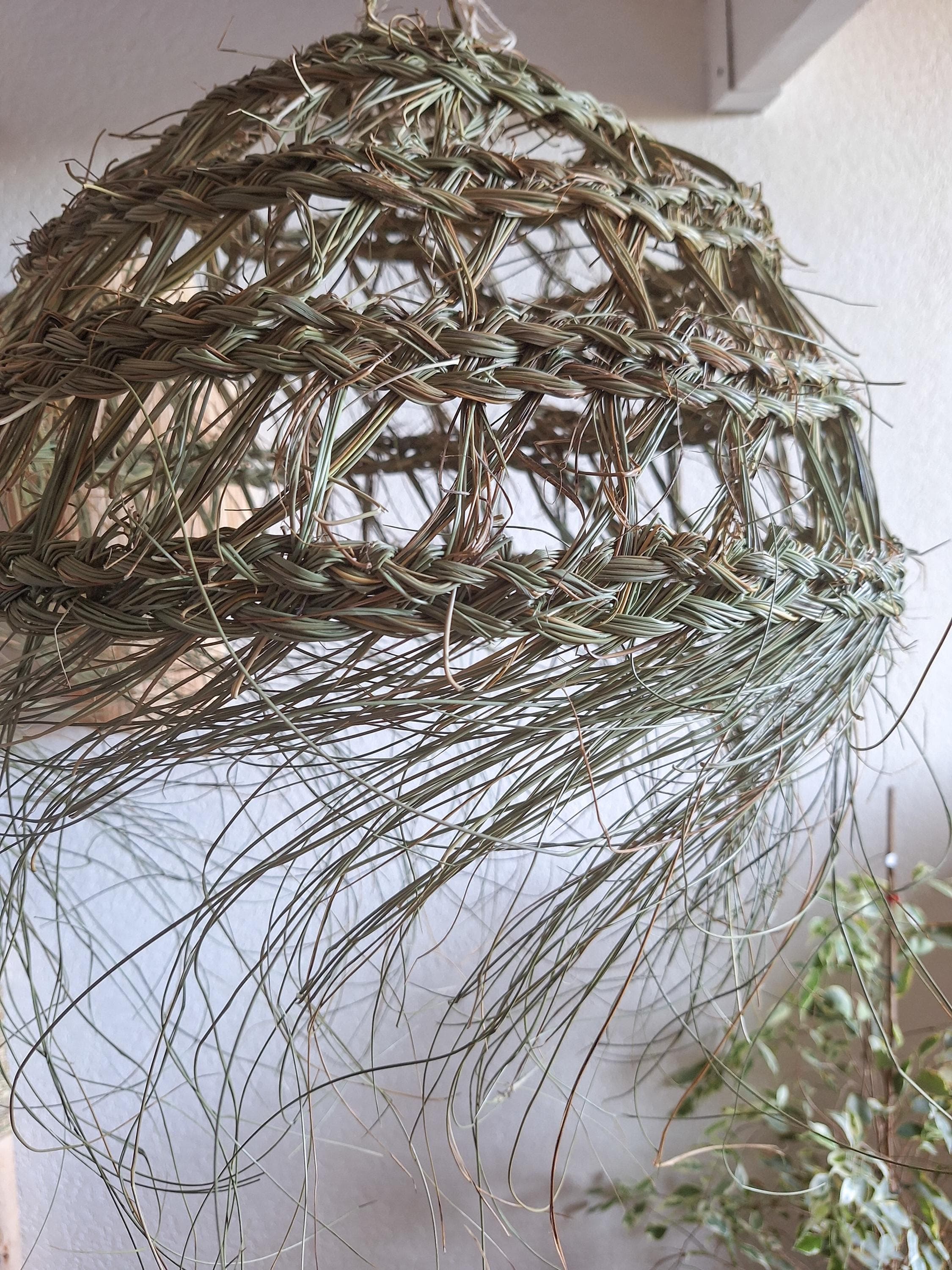 Suspension boule en paille tressée ajourée – Abat-jour bohème pour une ambiance naturelle et chaleureuse