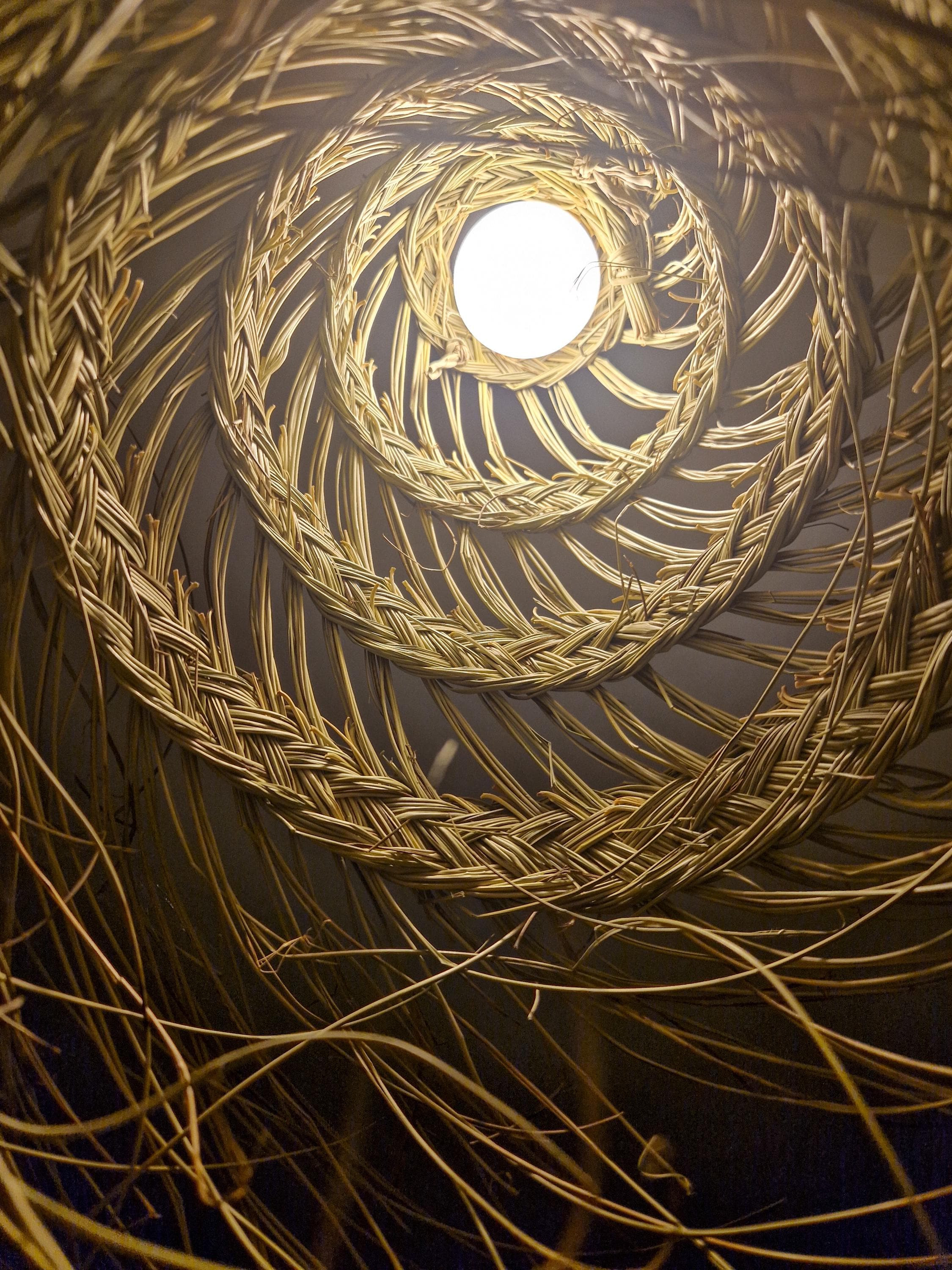 Suspension cylindrique ajourée en feuilles de palmier