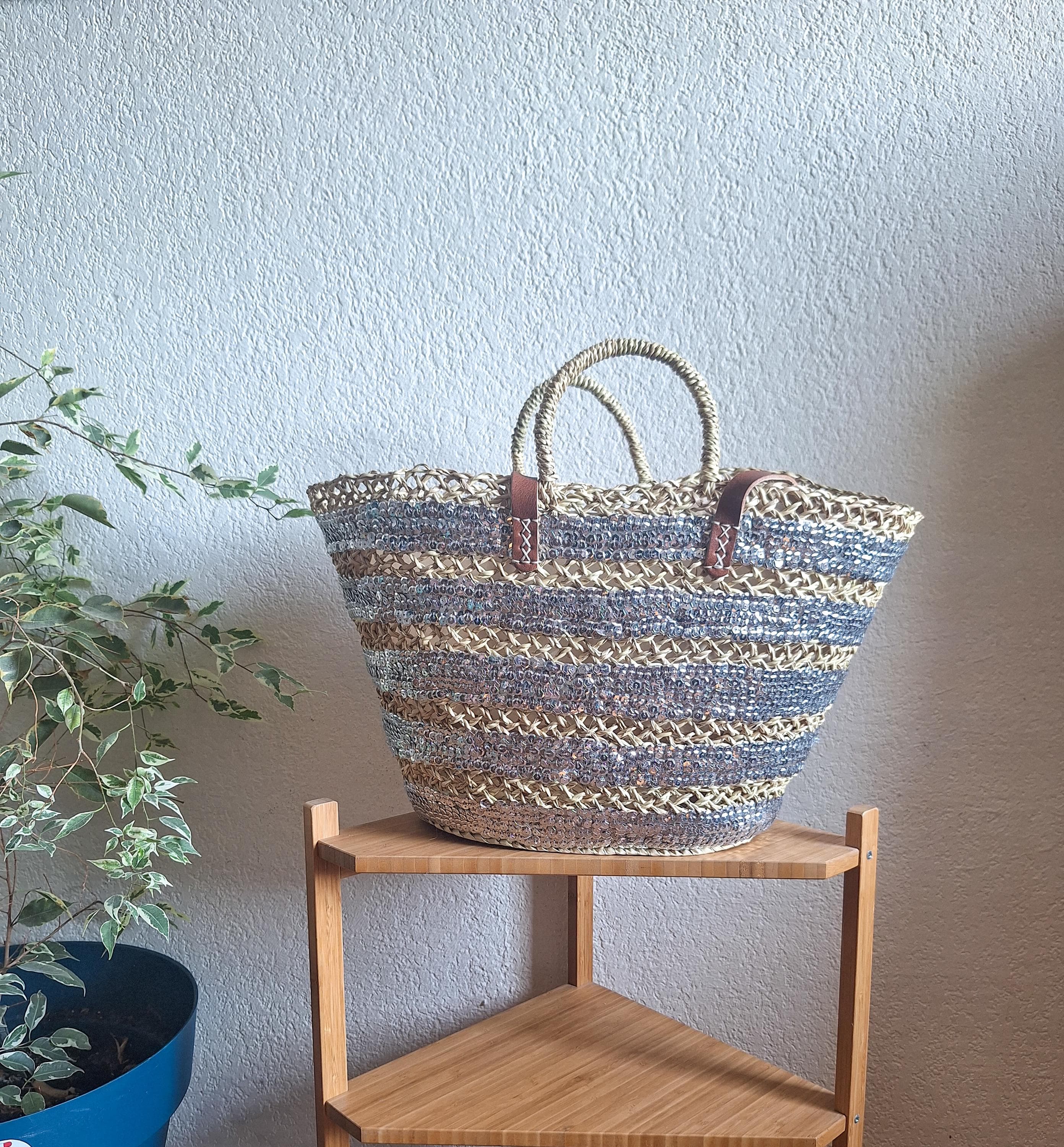 Sac cabas en paille brodée de sequins gris – Anses cuir et fermeture filet – Artisanat marocain chic et bohème