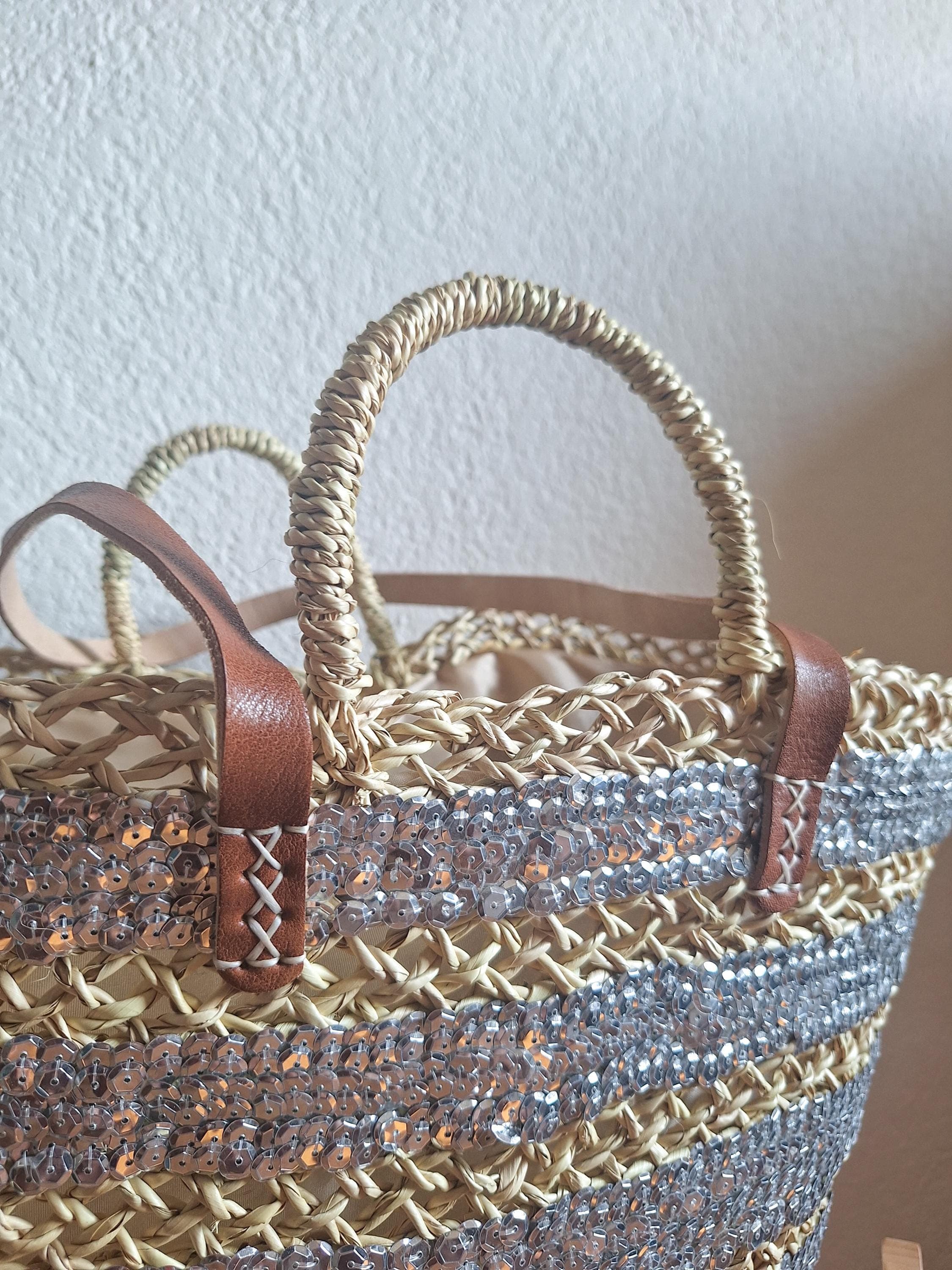 Sac cabas en paille brodée de sequins gris – Anses cuir et fermeture filet – Artisanat marocain chic et bohème