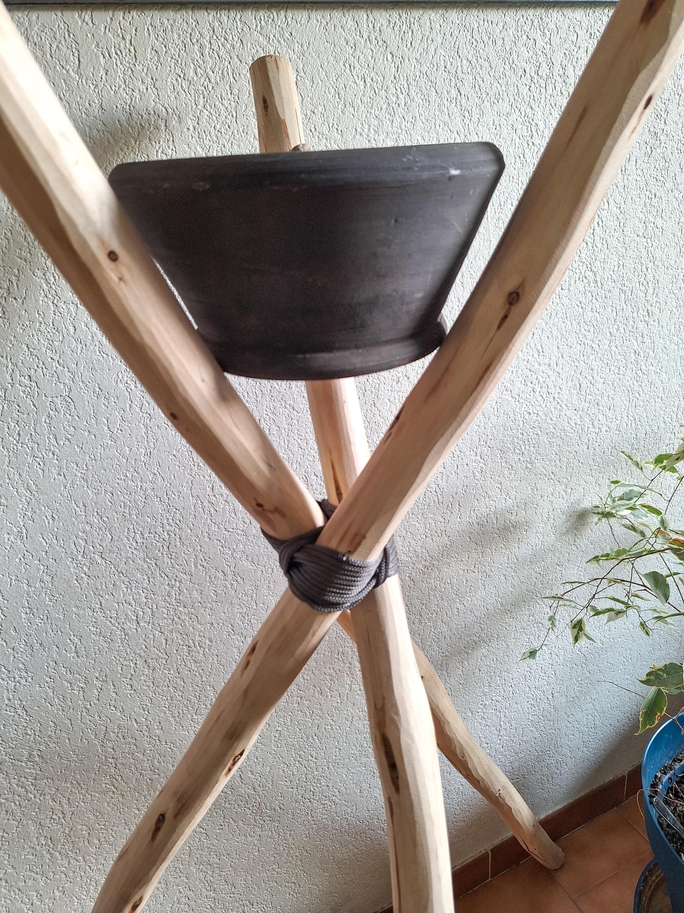 Trépied en Bois Brut avec Bougie Artisanale