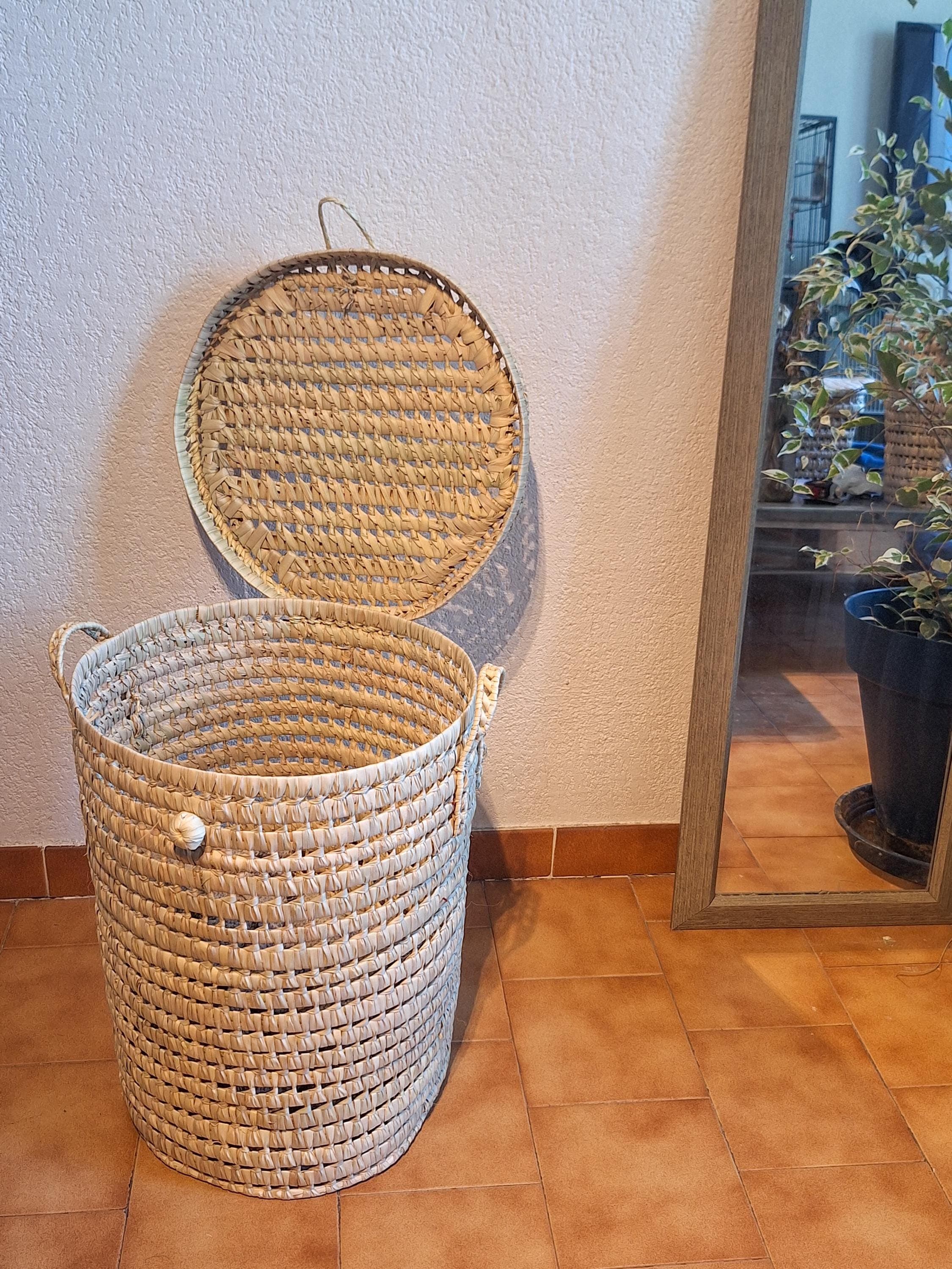 Panier rond en feuille de palmier tressée