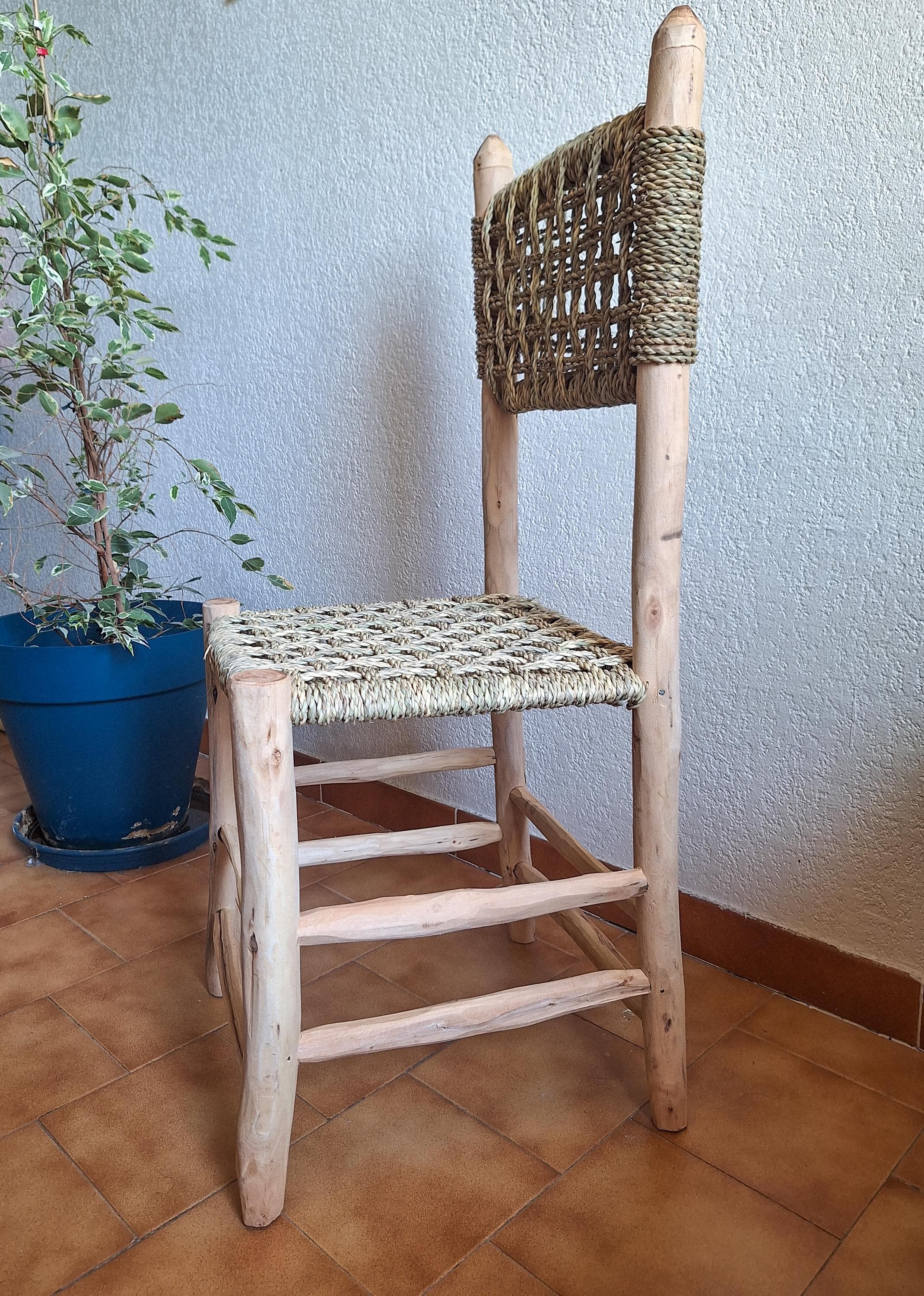 Chaise artisanale en bois naturel et cordon en feuille de palmier