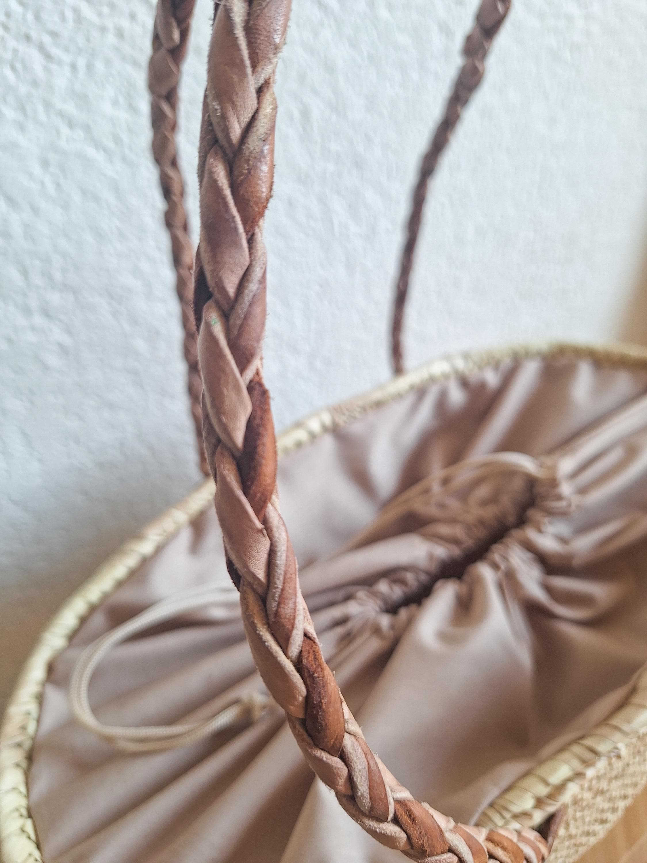 Panier en paille tressée avec anses cuir