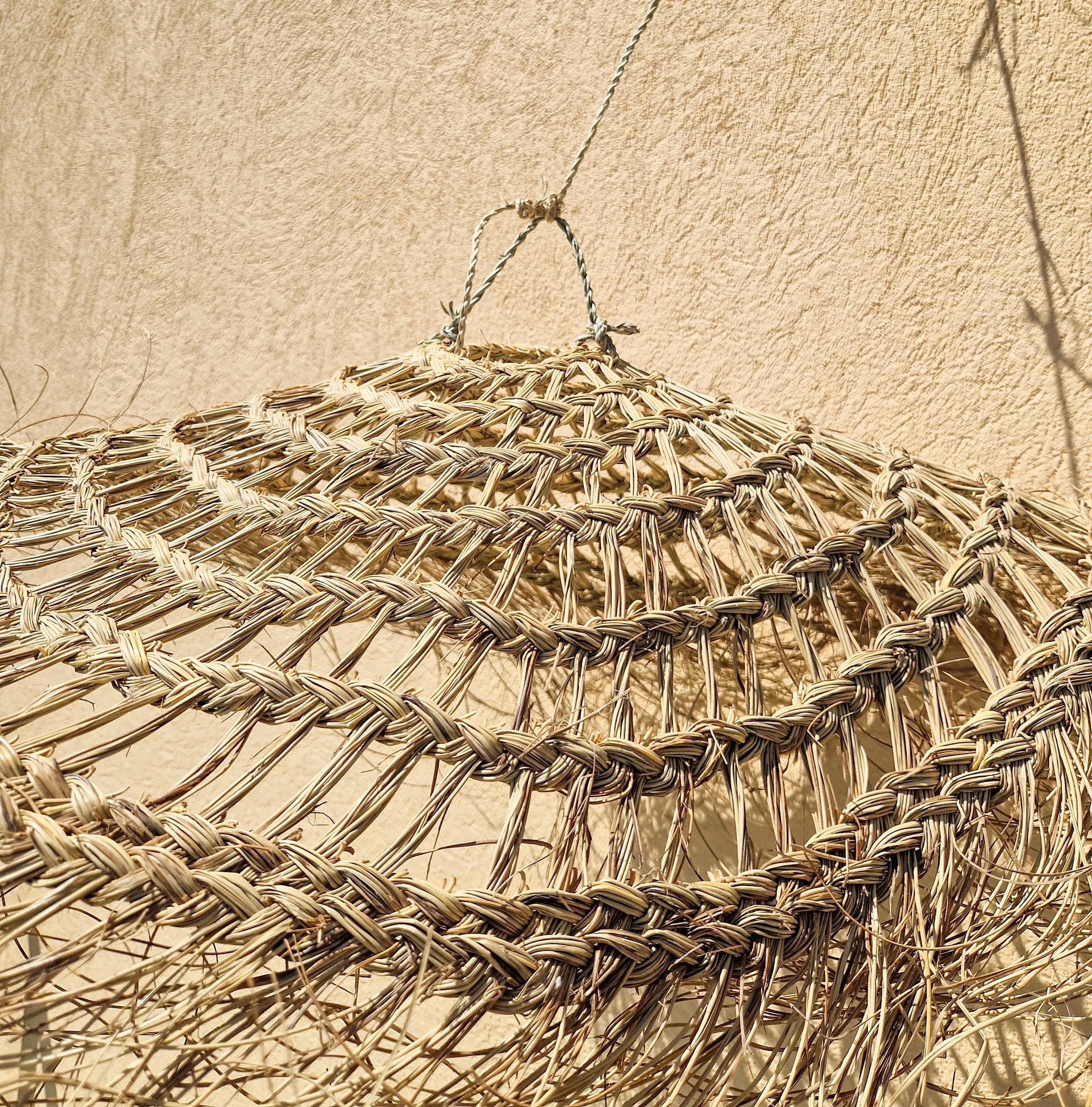 Suspension Parasol Ajourée en Fibre Naturelle - Luminaire Bohème Sculptural et Aérien