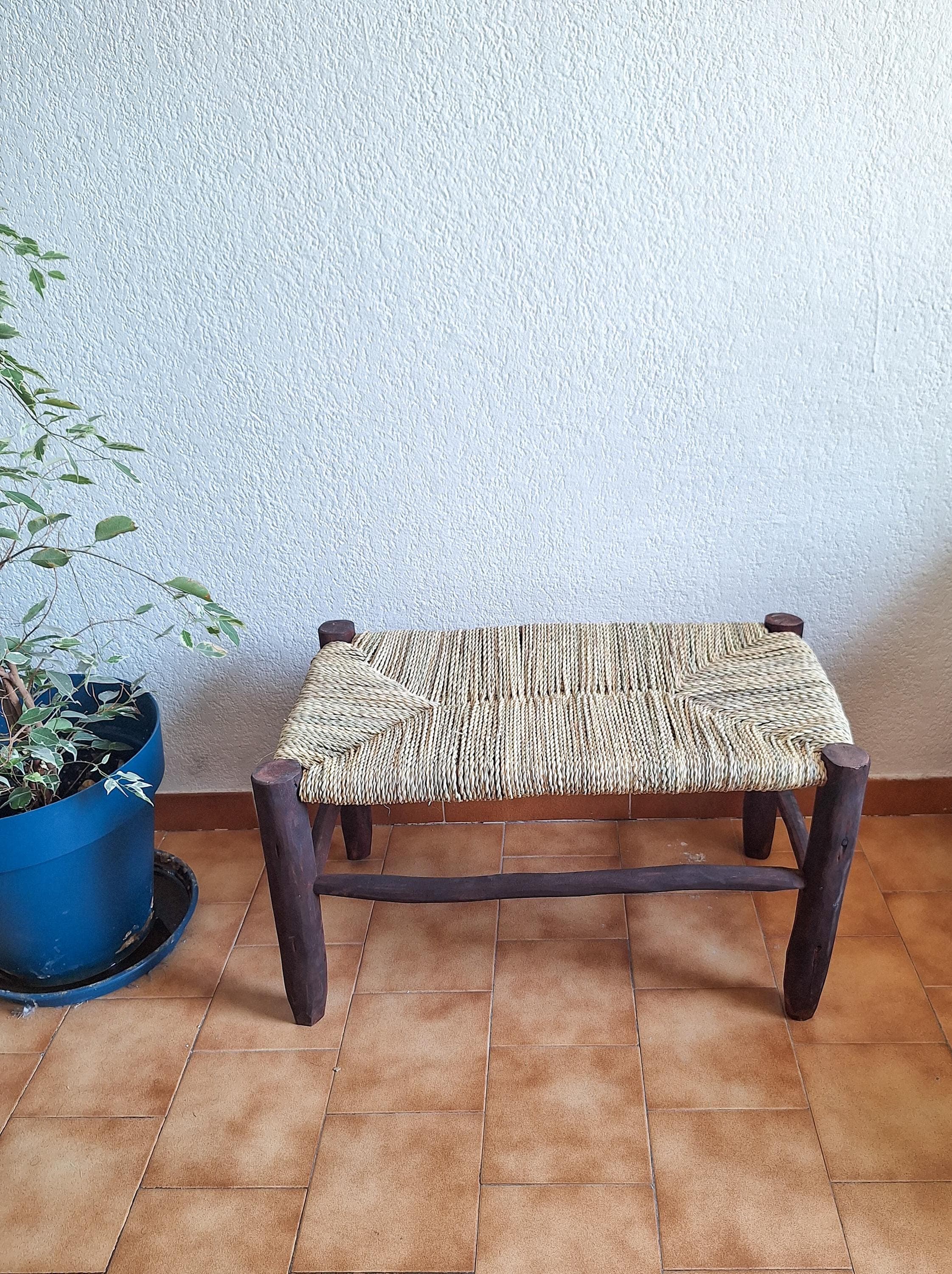 Banc marocain en bois foncé et assise tressée en feuilles de palmier