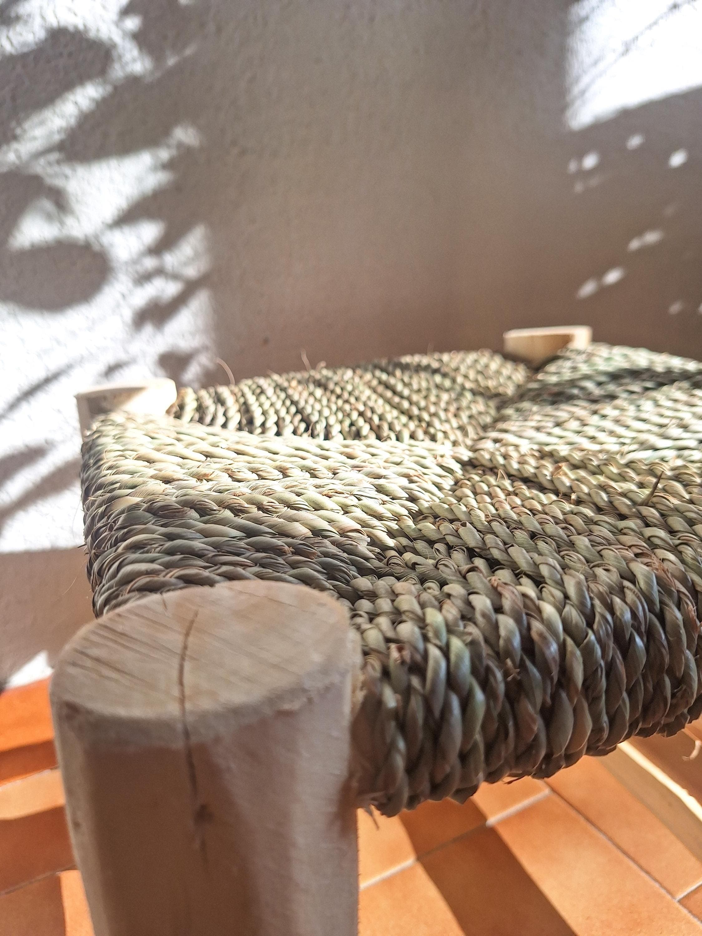 Tabouret Artisanal en Bois et Feuille de Palmier