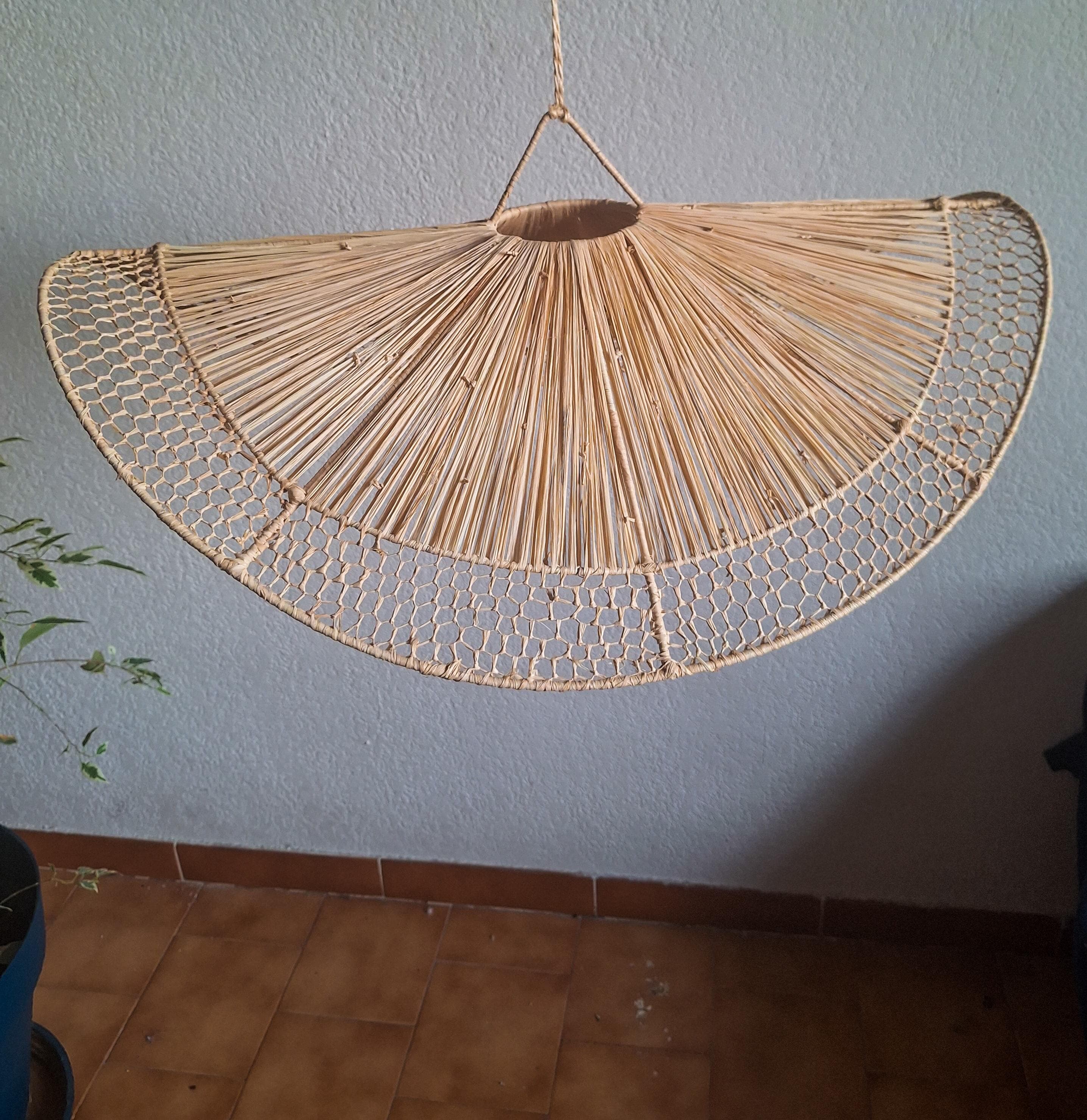 Suspension en raphia ajourée tressé à la main