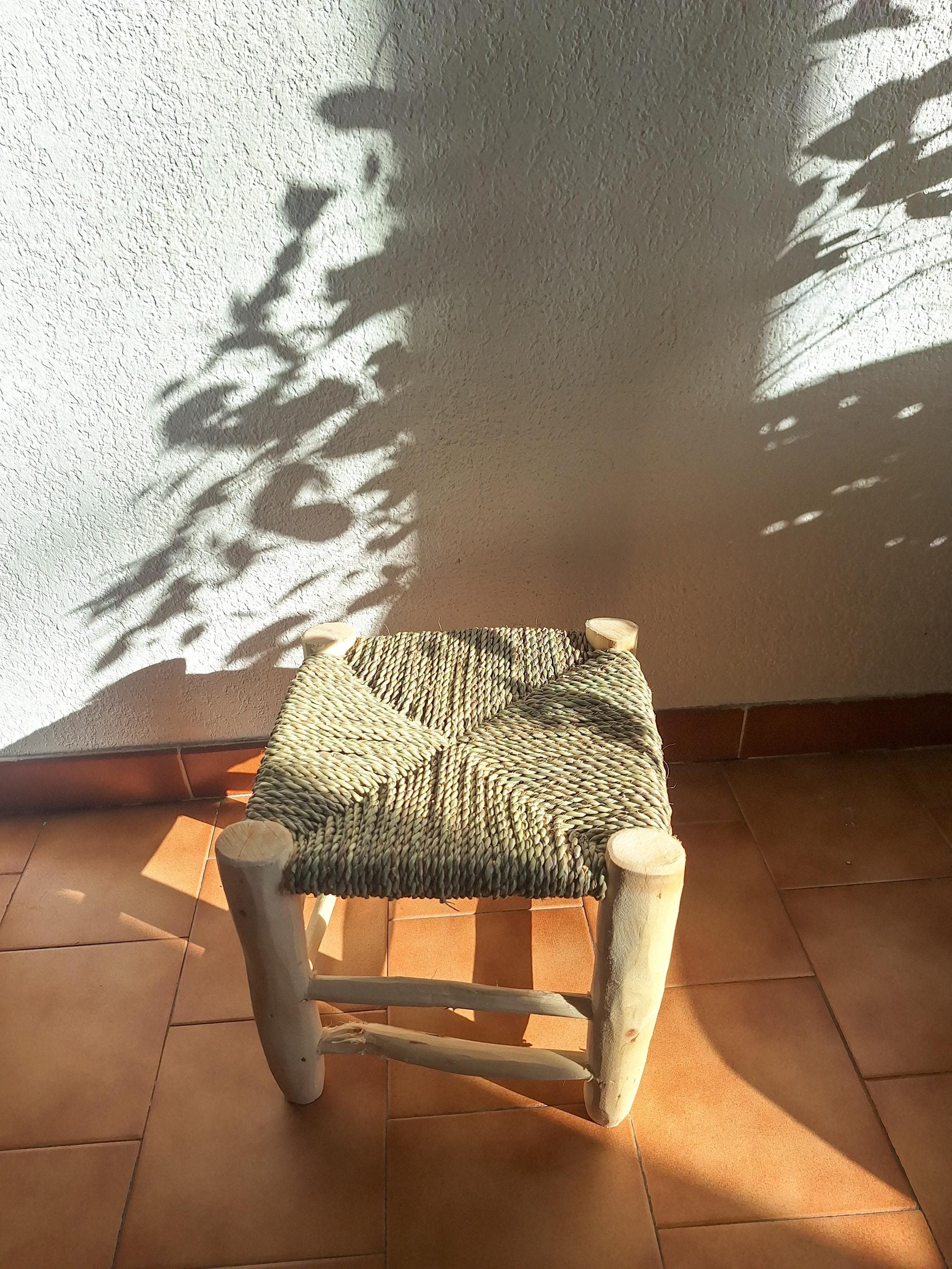 Tabouret Artisanal en Bois et Feuille de Palmier