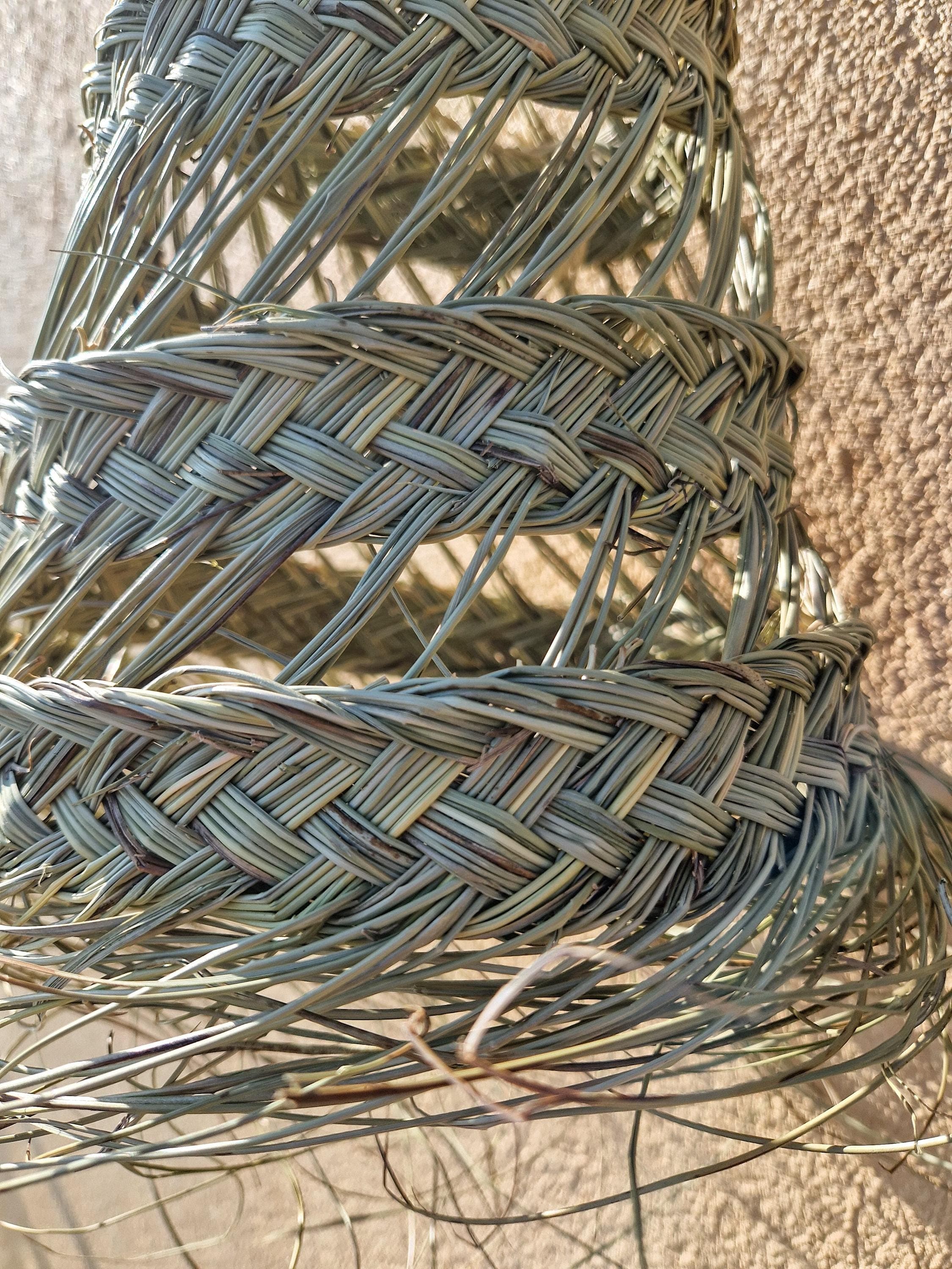 Suspension cylindrique ajourée en feuilles de palmier