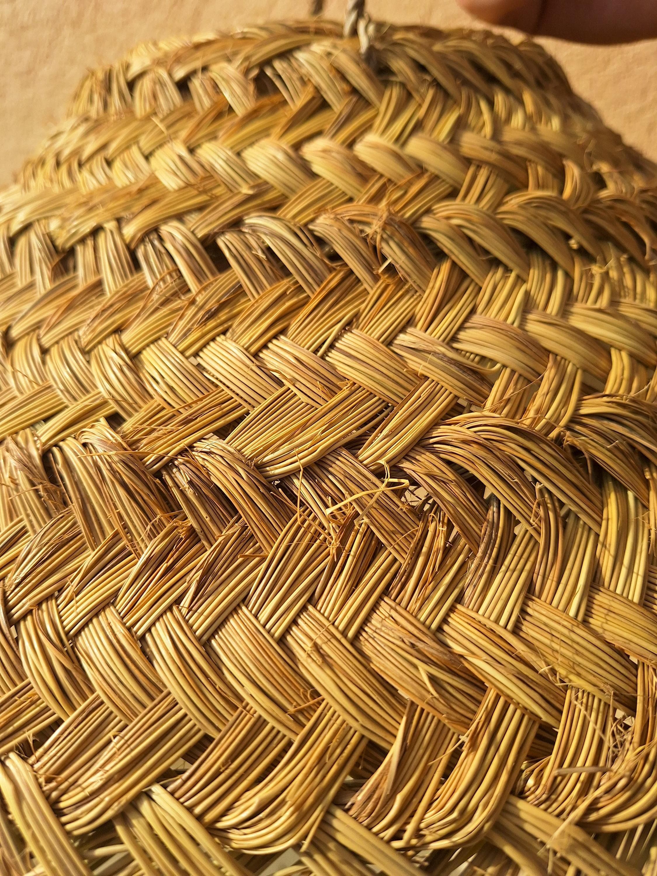 Suspension artisanale en forme de parasol en paille