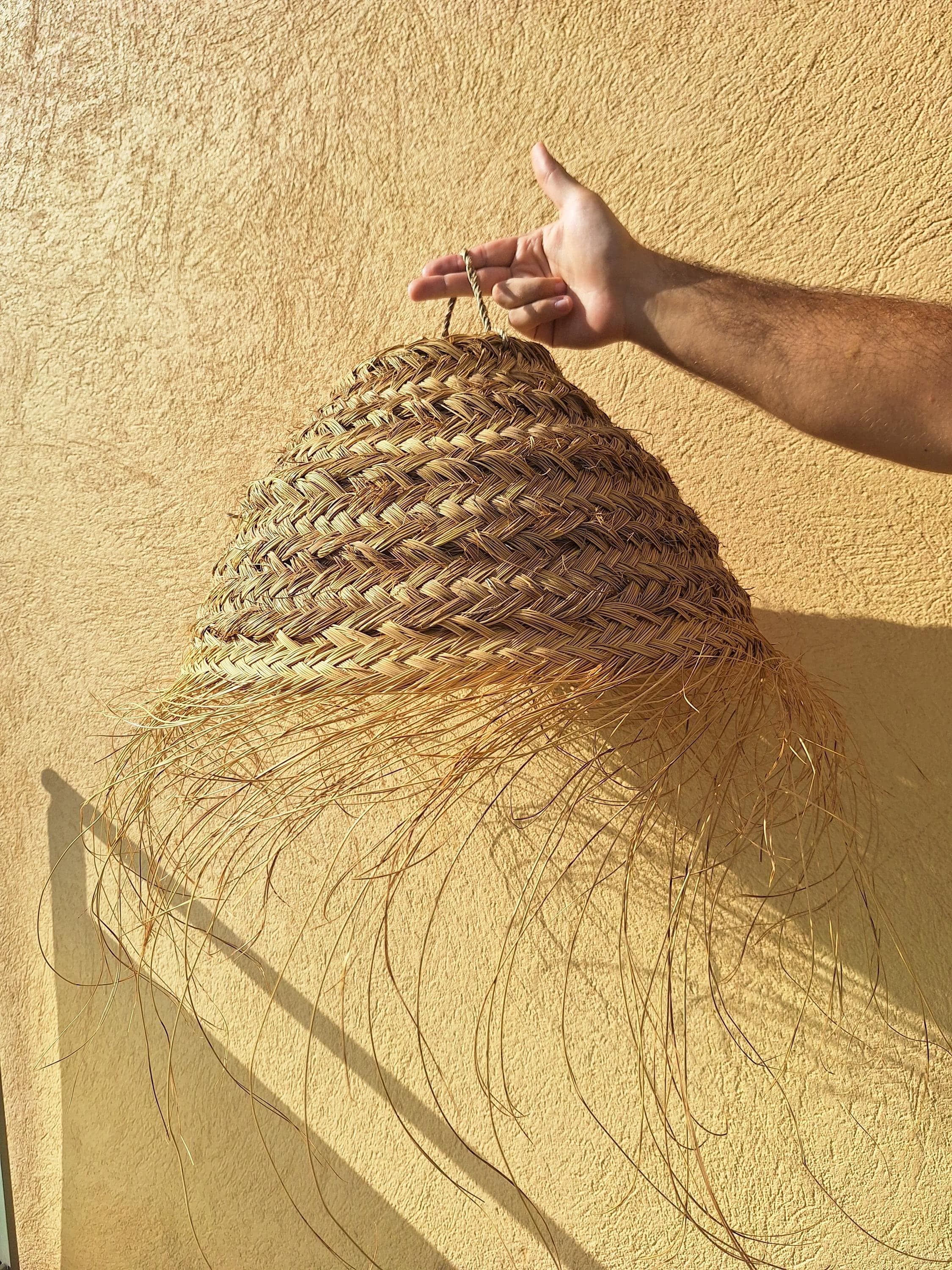 Suspension boule en paille tressée