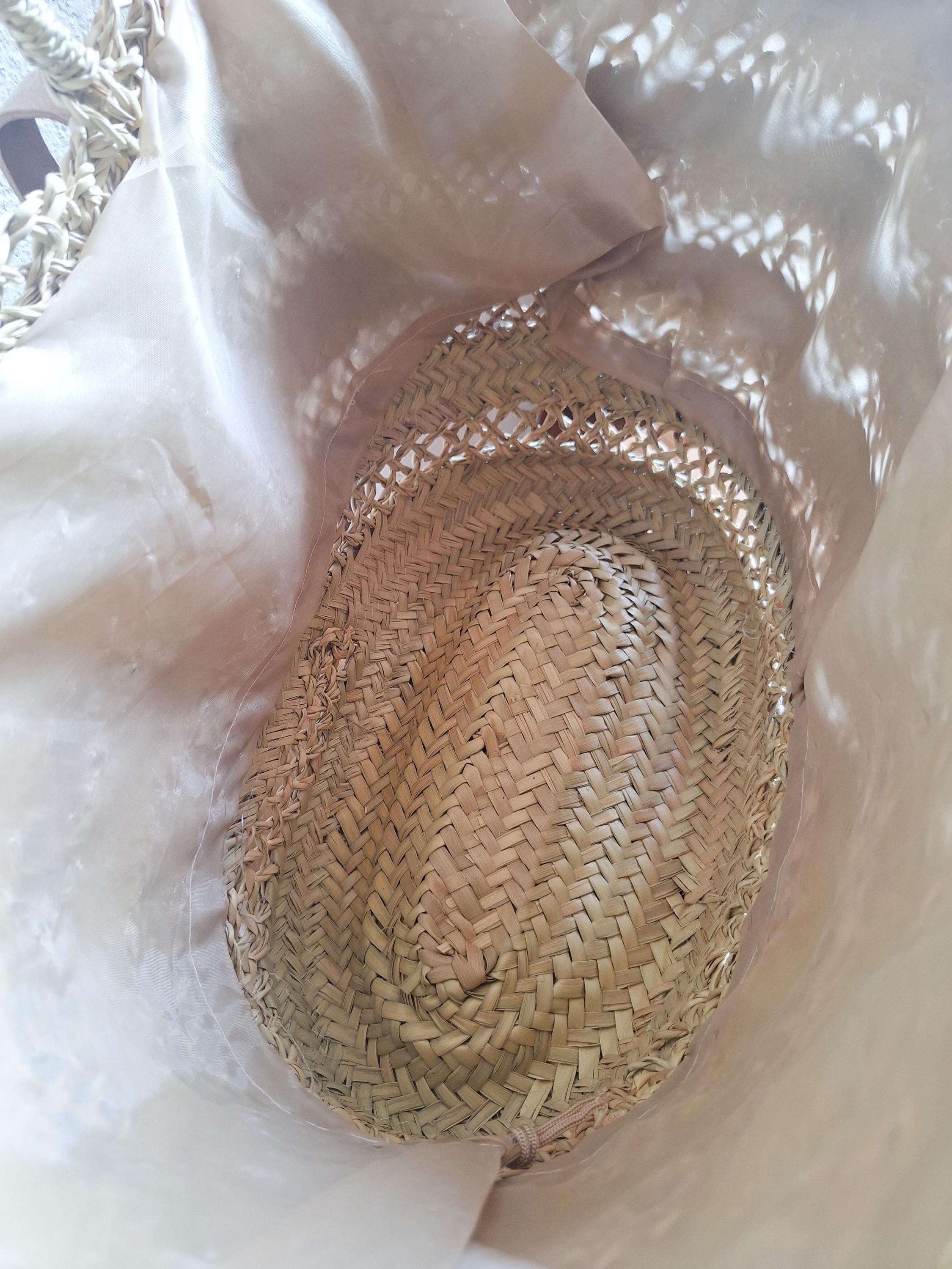 Sac cabas en paille brodée de sequins gris – Anses cuir et fermeture filet – Artisanat marocain chic et bohème