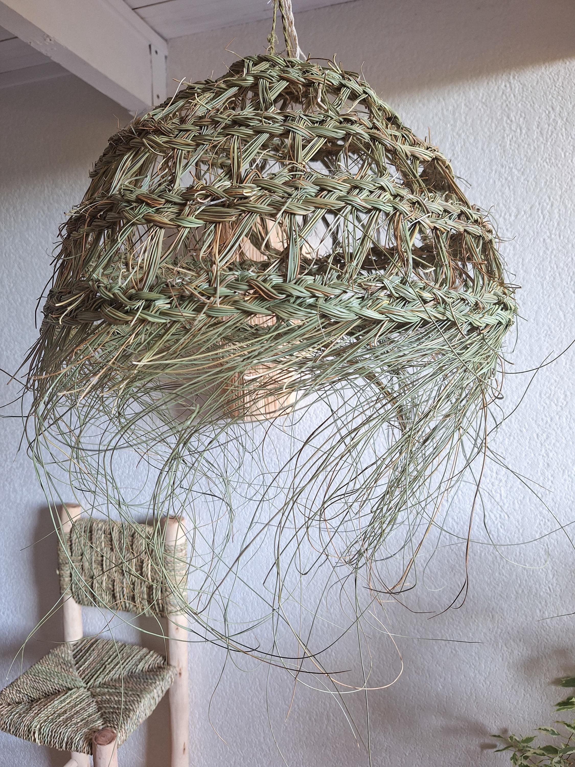 Suspension boule en paille tressée ajourée – Abat-jour bohème pour une ambiance naturelle et chaleureuse