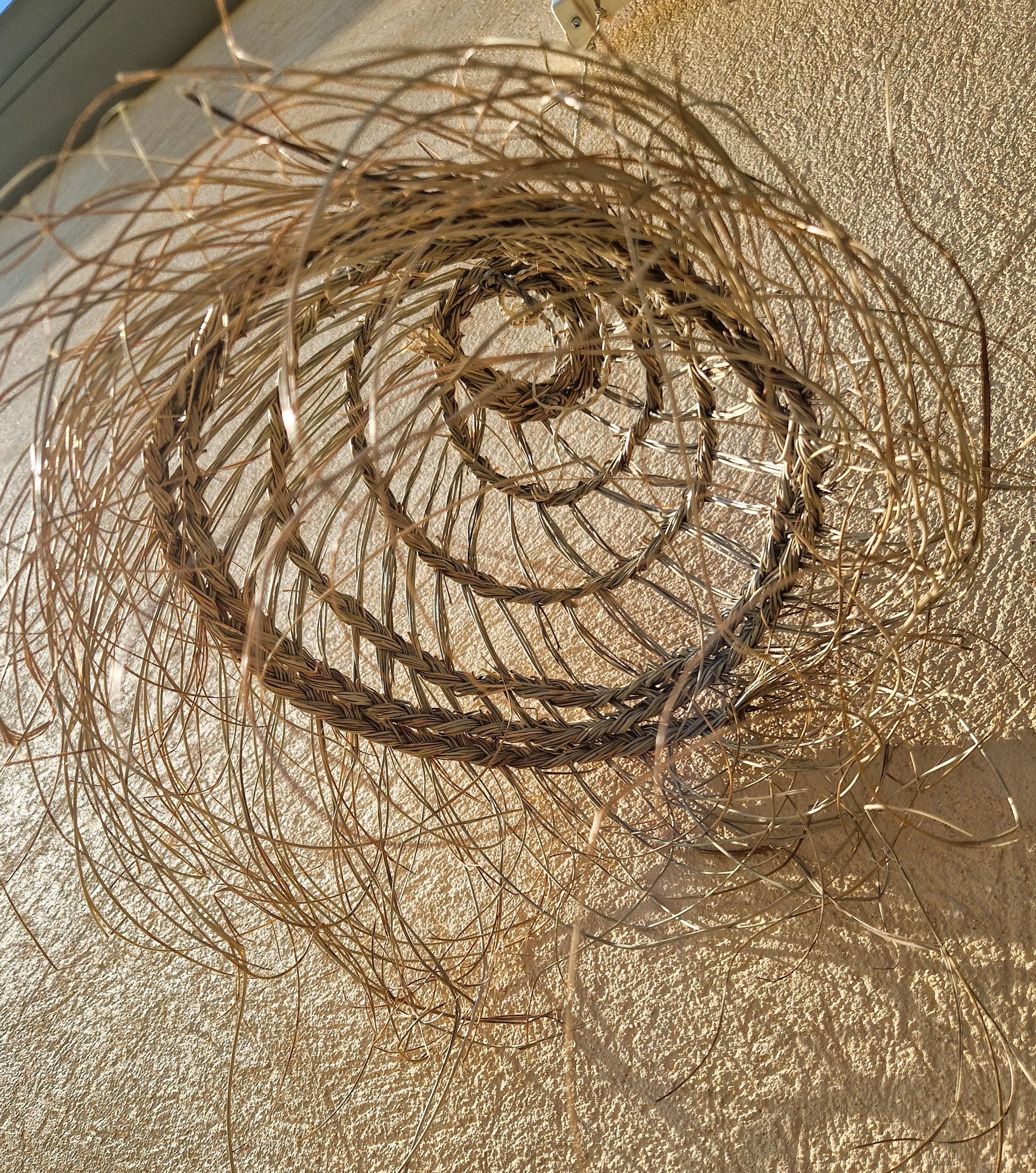 Suspension conique ajourée en feuilles de palmier – Abat-jour bohème tressé à la main – Luminaire naturel et graphique