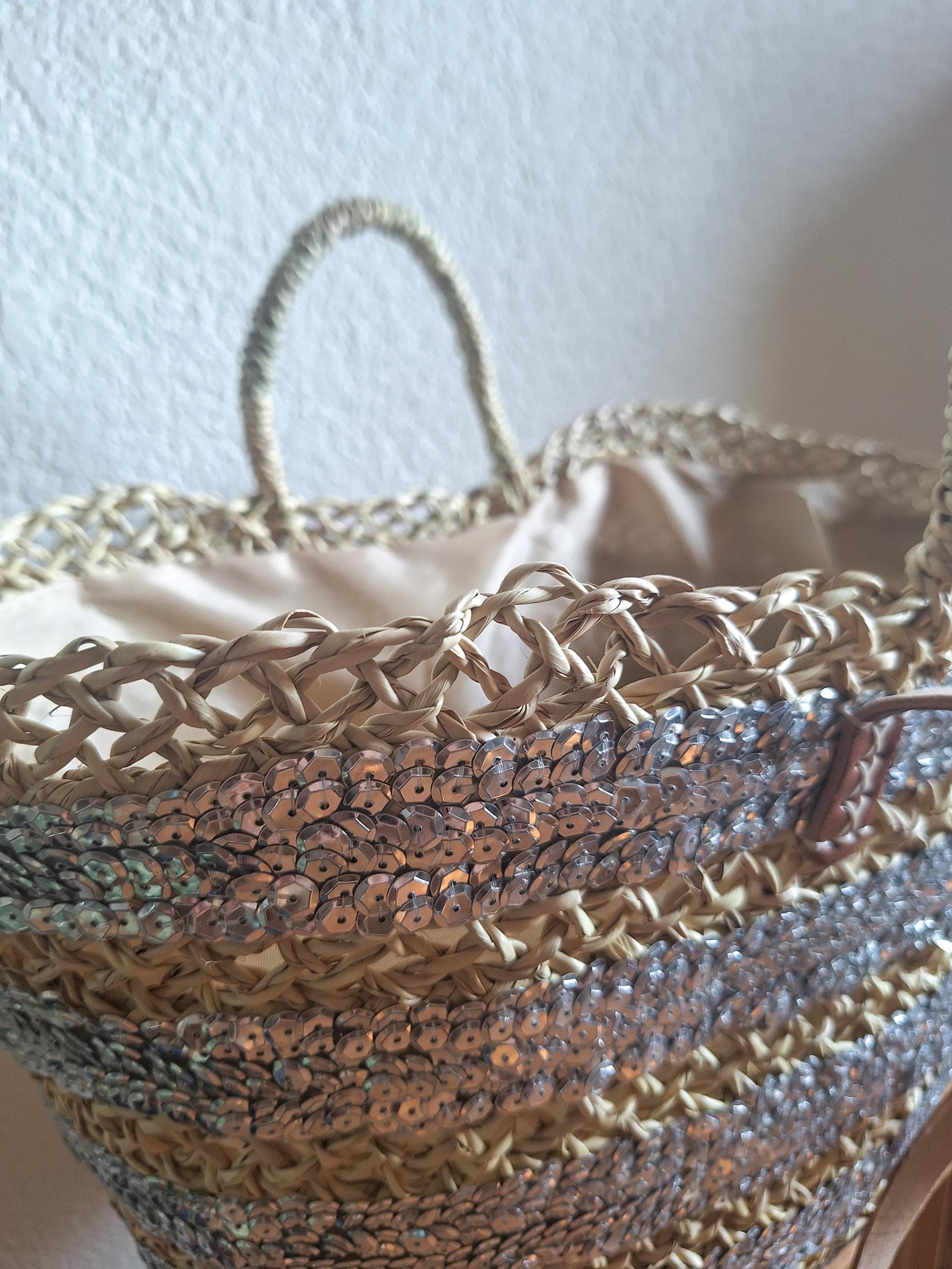 Sac cabas en paille brodée de sequins gris – Anses cuir et fermeture filet – Artisanat marocain chic et bohème