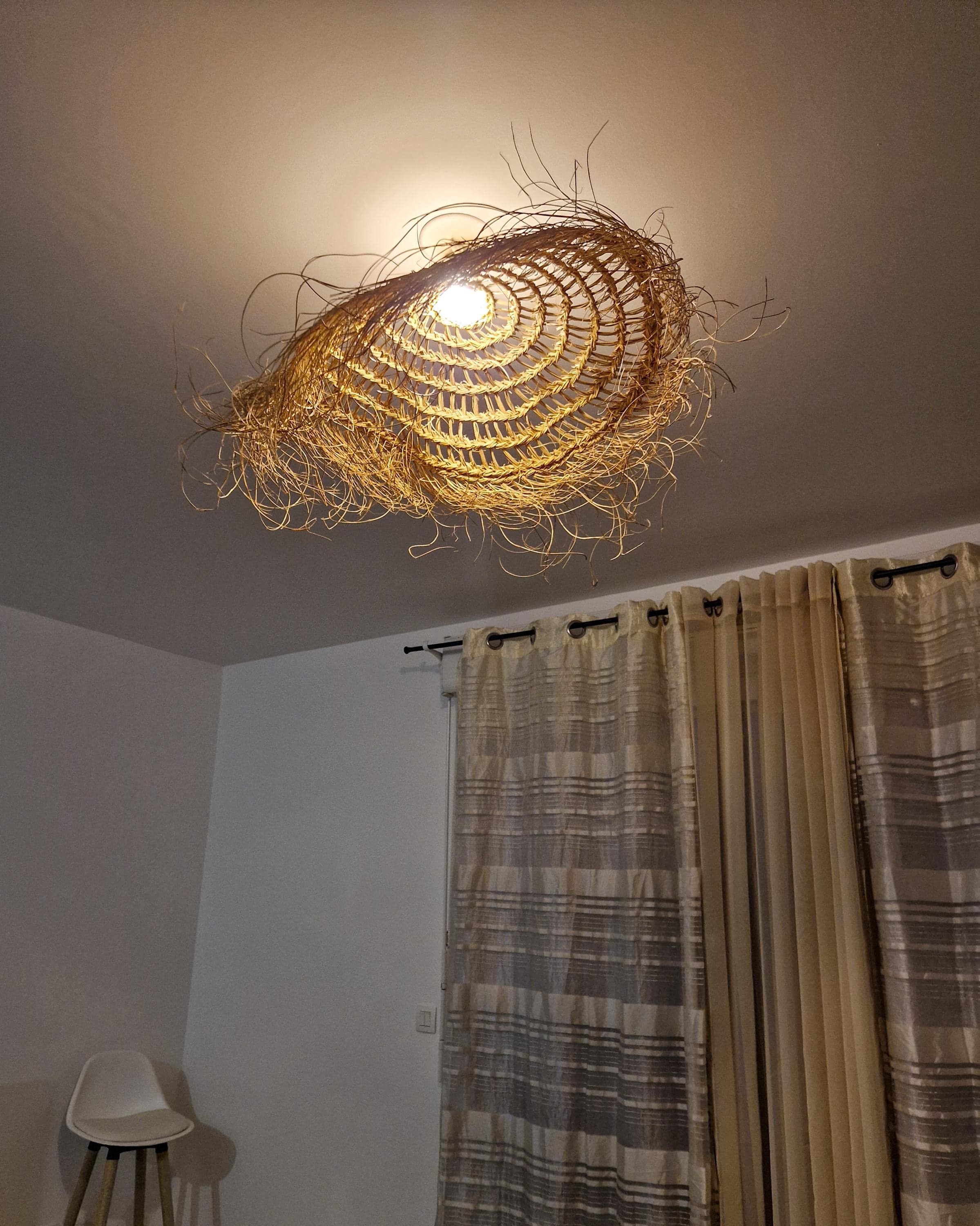 Suspension Parasol Ajourée en Fibre Naturelle - Luminaire Bohème Sculptural et Aérien