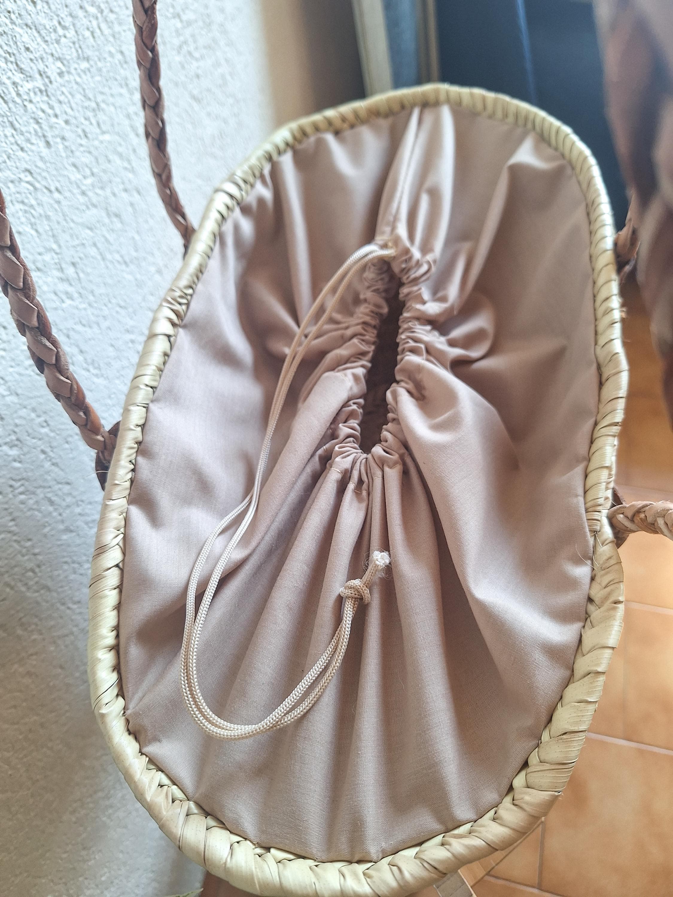 Panier en paille tressée avec anses cuir