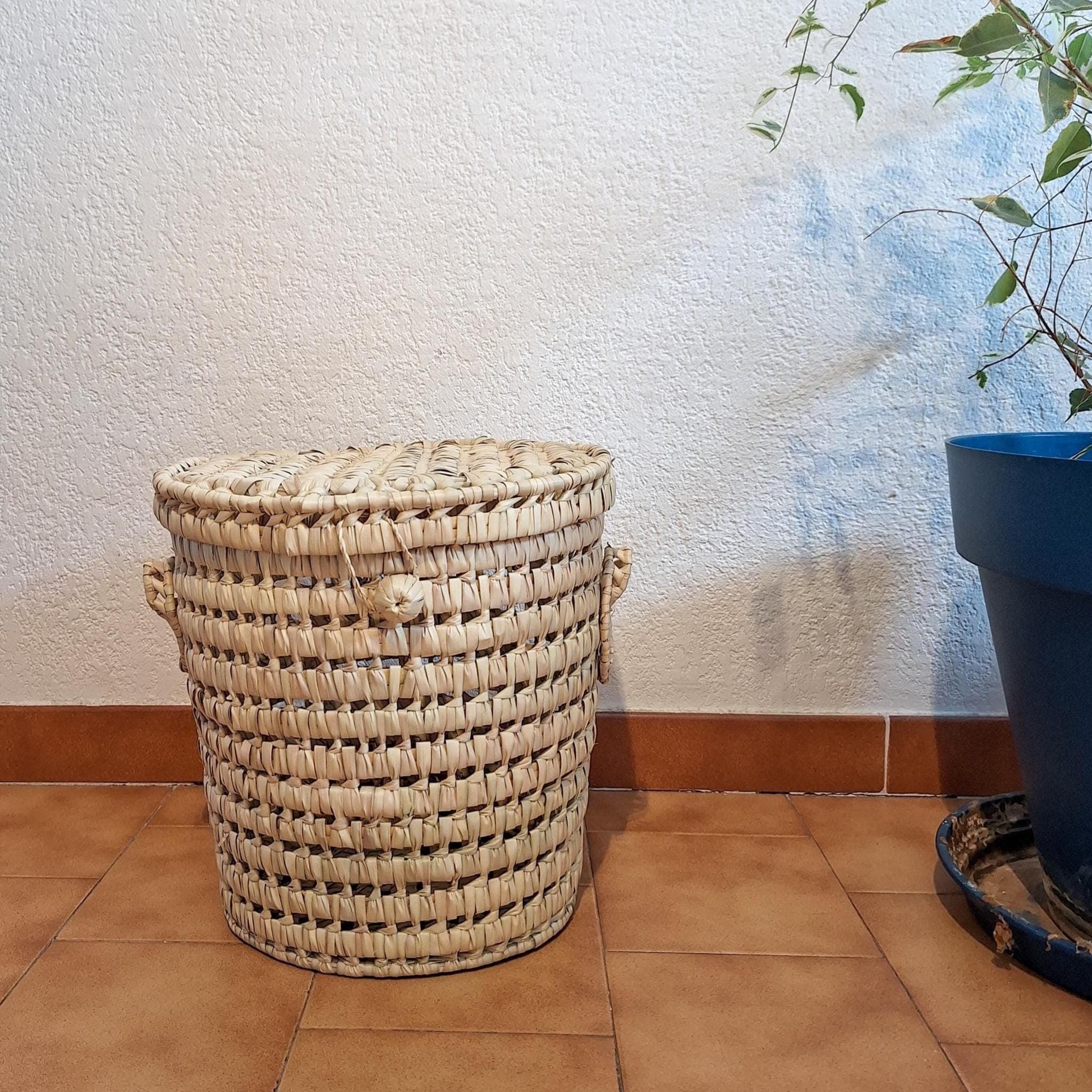 Circular storage trunk made of palm leaves - Natural and authentic craftsmanship