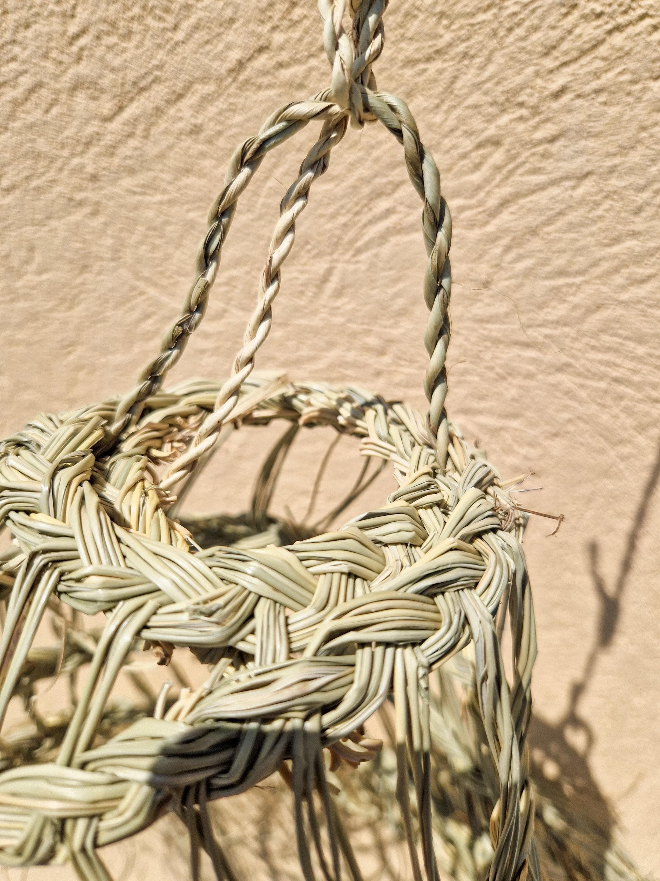 Suspension cône ajourée évasée en feuilles de palmier