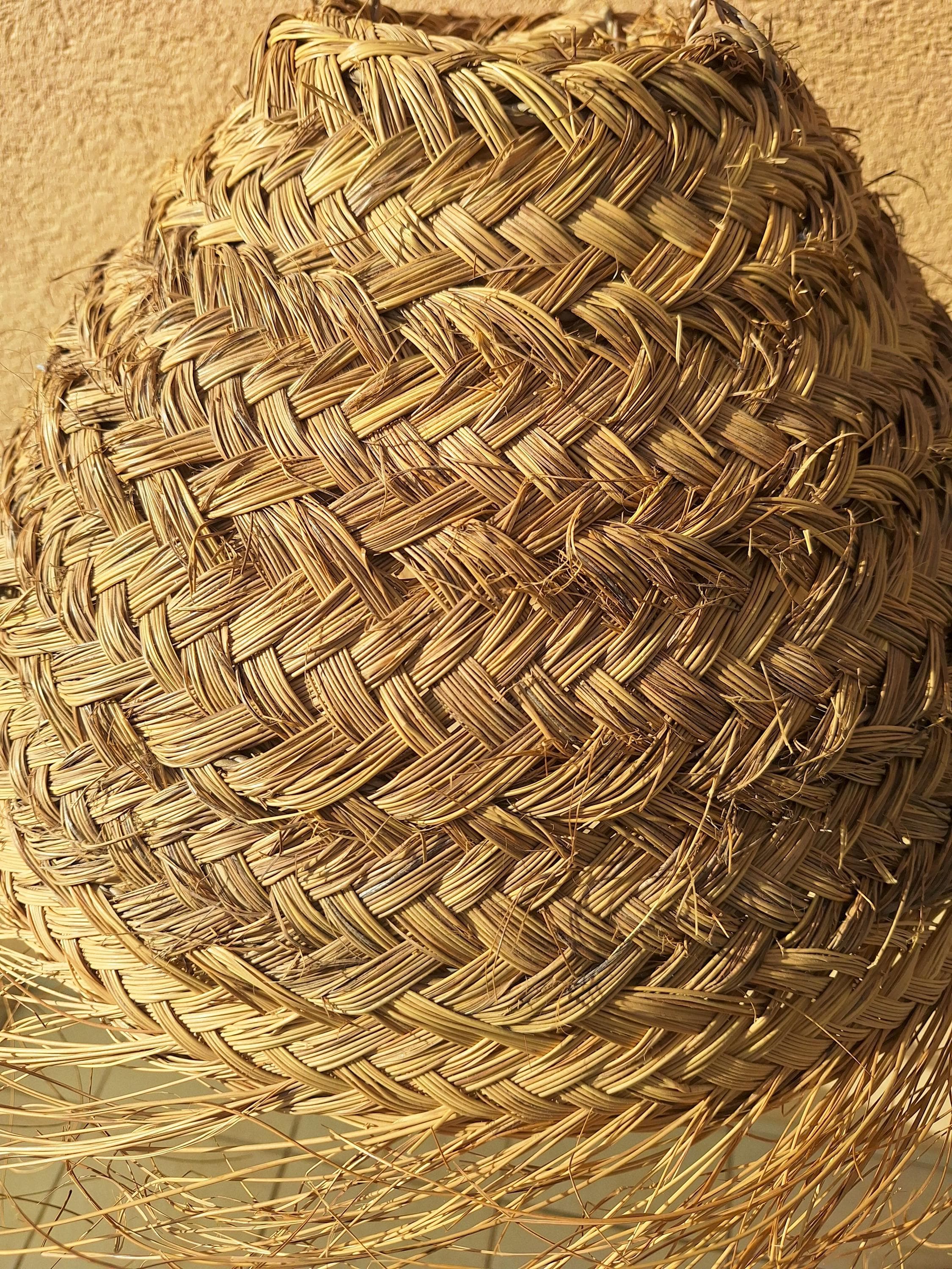 Suspension boule en paille tressée