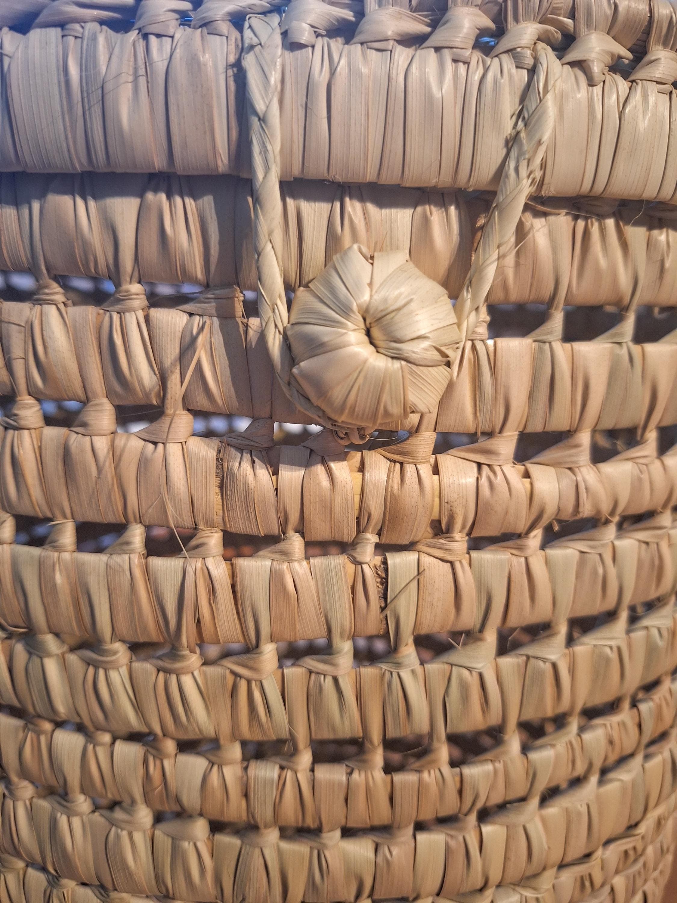 Panier rond en feuille de palmier tressée