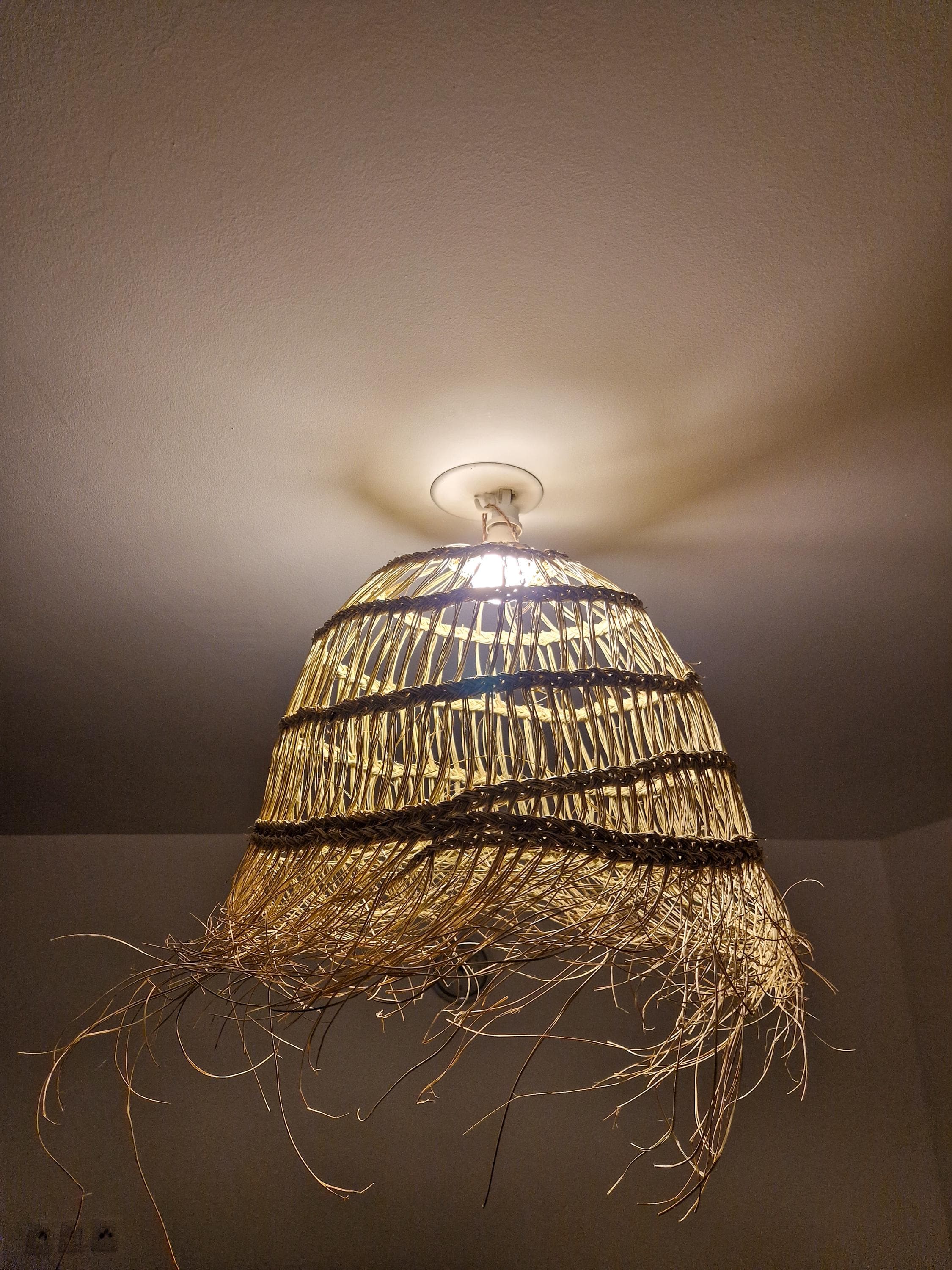 Suspension demi-boule ajourée en feuille de palmier