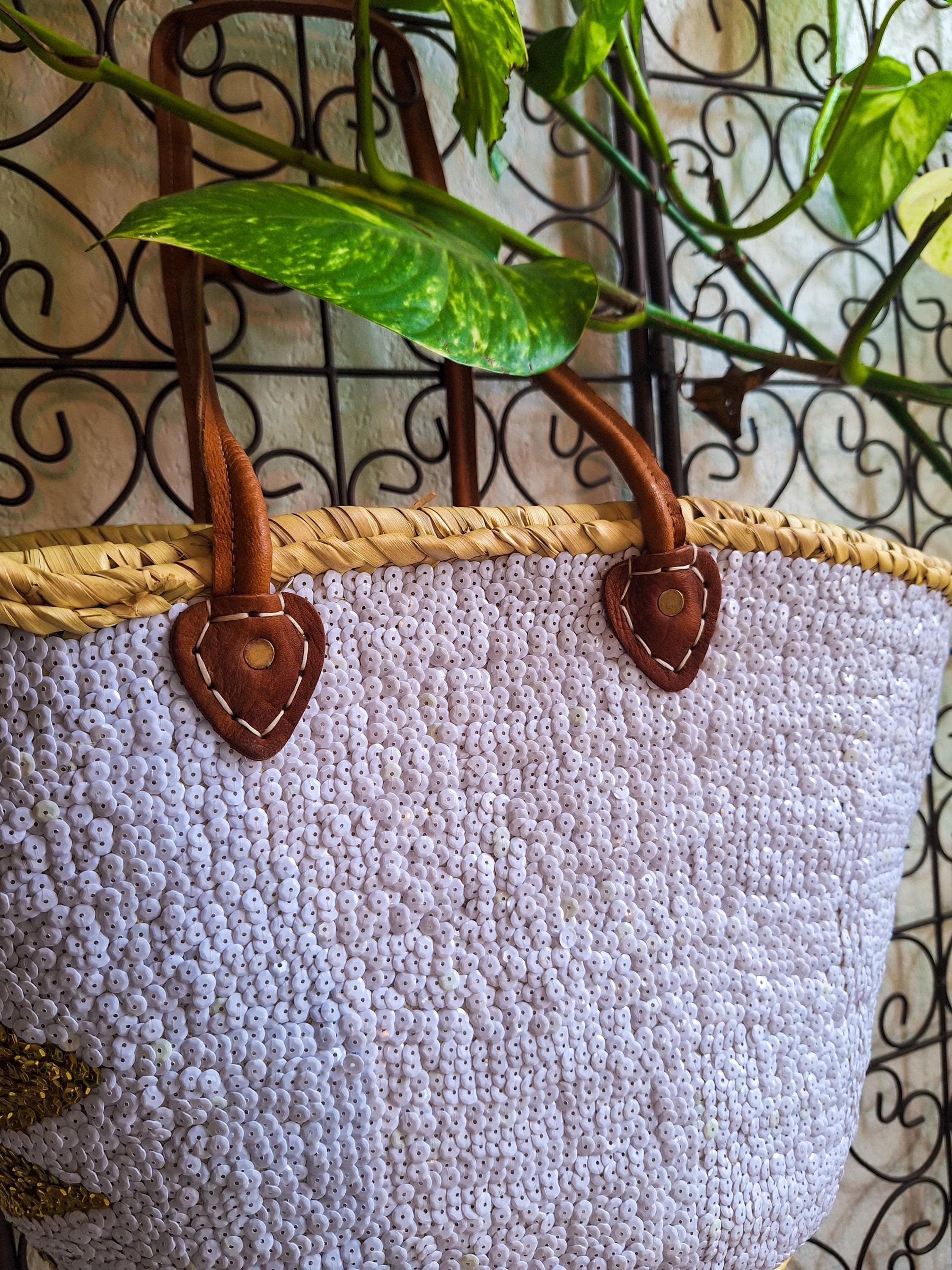 Sac cabas en paille brodé doré et blanc – Panier marocain artisanal – Sac bohème chic avec anses cuir – Panier brillant fait main