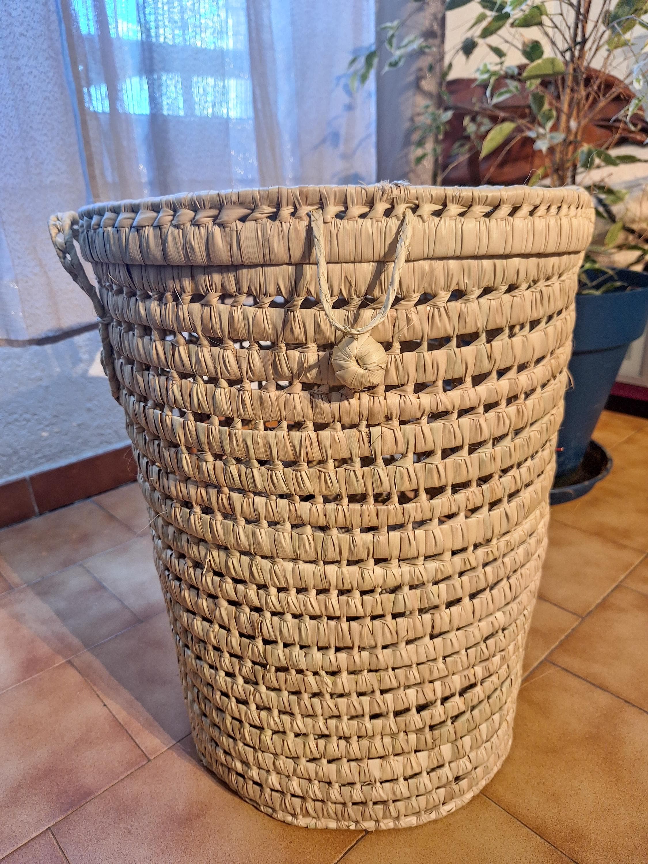 Panier rond en feuille de palmier tressée