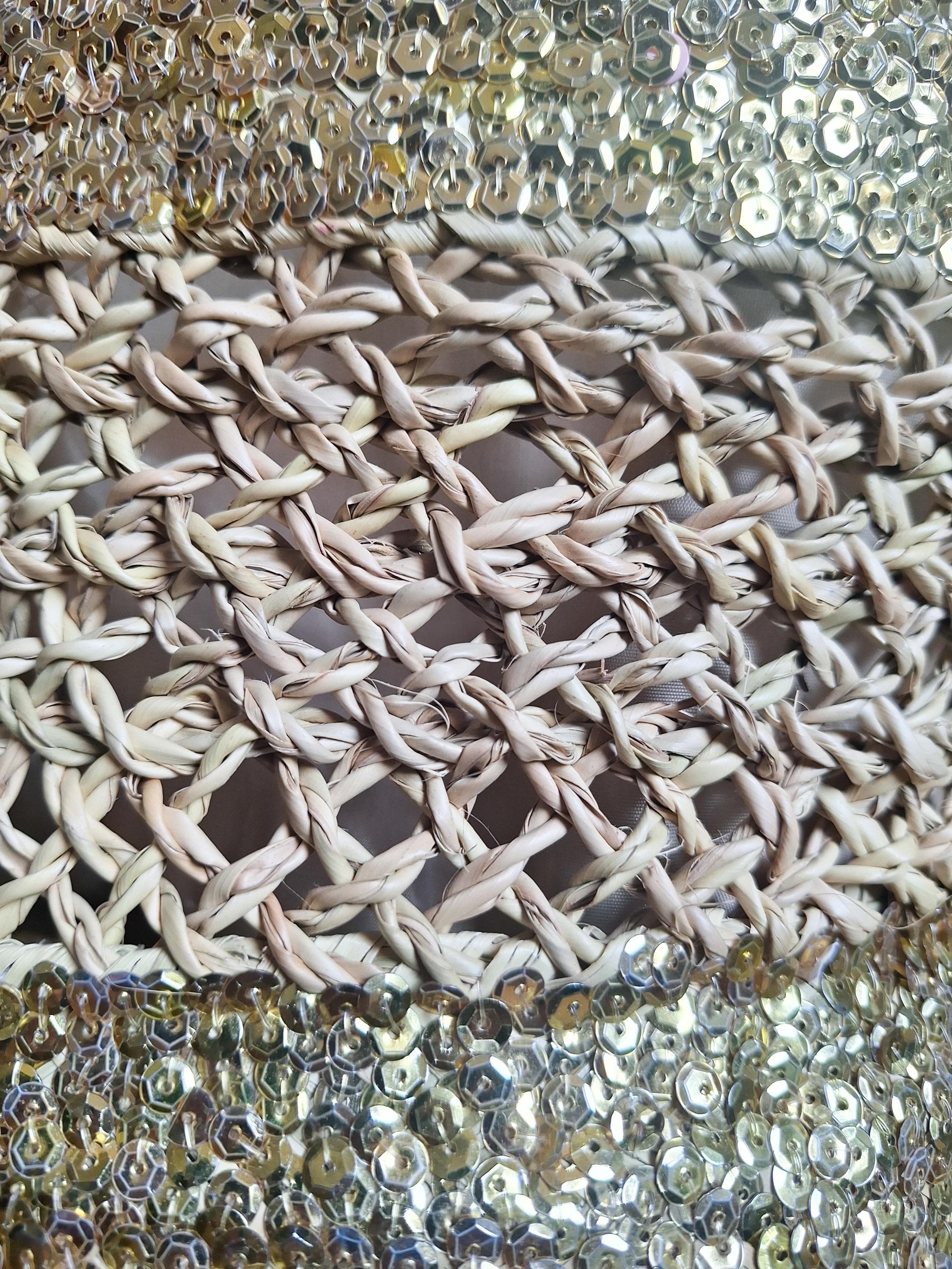 Sac cabas en paille brodée de sequins dorés – Anses cuir et fermeture filet – Artisanat marocain chic et bohème