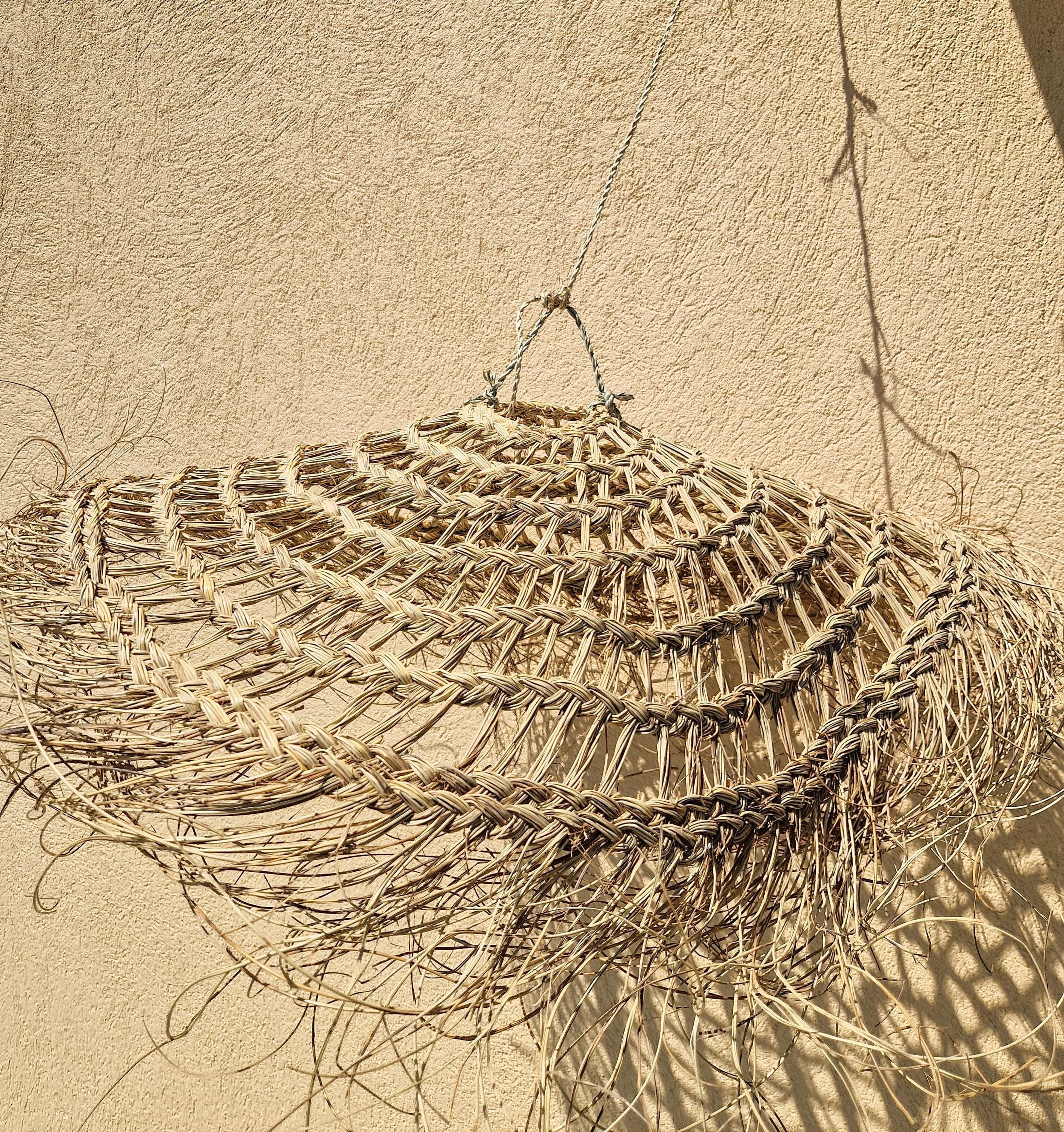 Suspension Parasol Ajourée en Fibre Naturelle - Luminaire Bohème Sculptural et Aérien