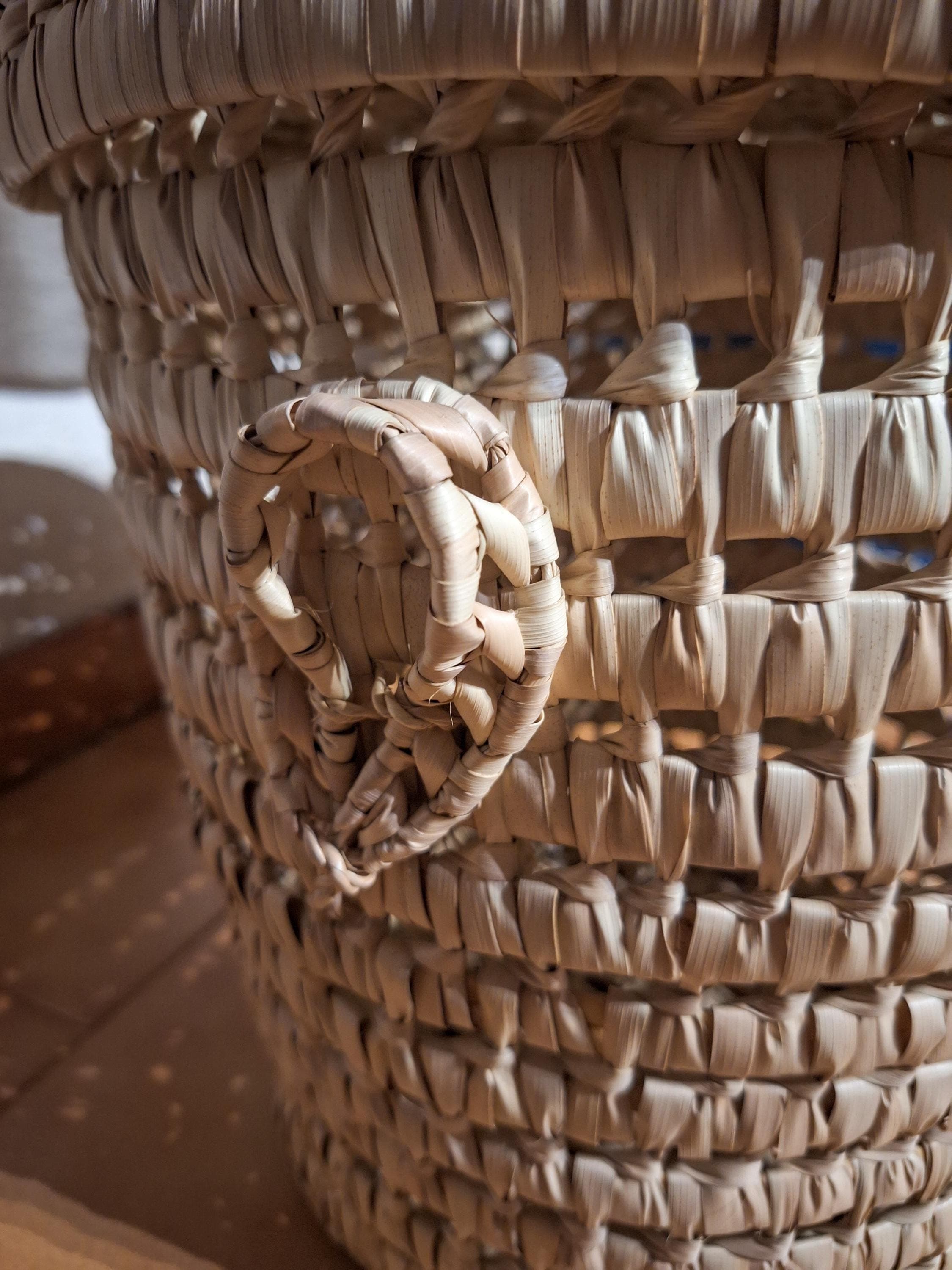 Panier à linge artisanal en palmier