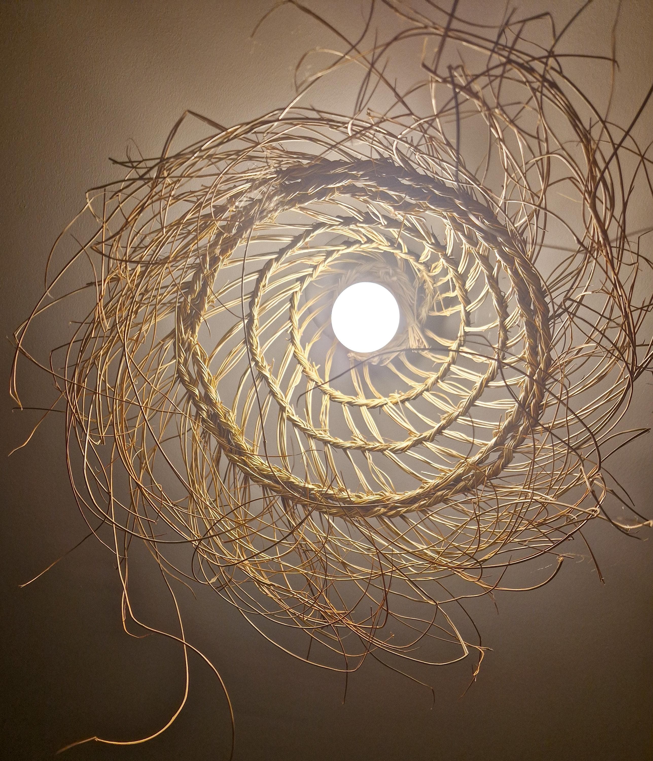 Suspension conique ajourée en feuilles de palmier – Abat-jour bohème tressé à la main – Luminaire naturel et graphique