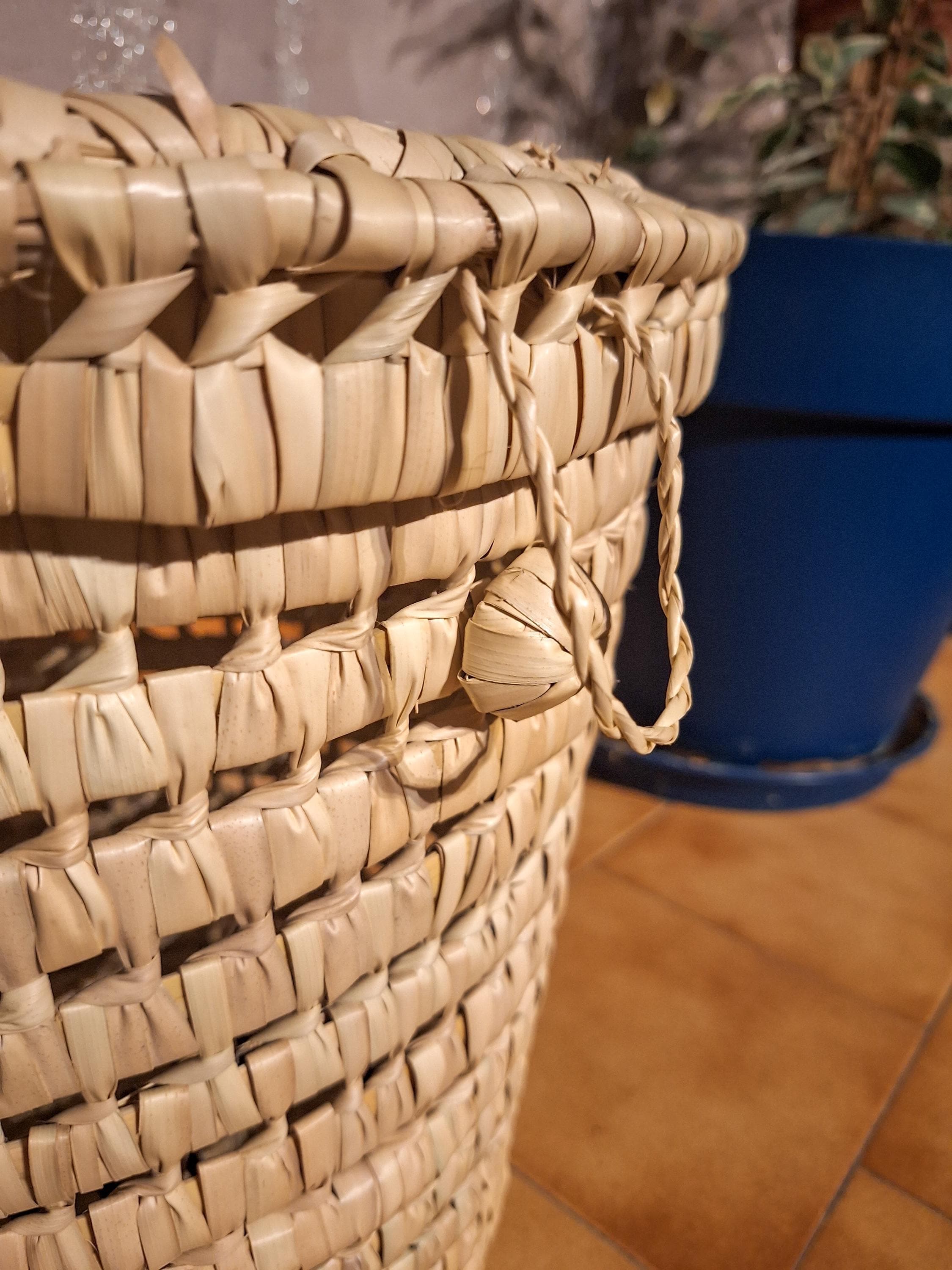 Panier à linge artisanal en palmier