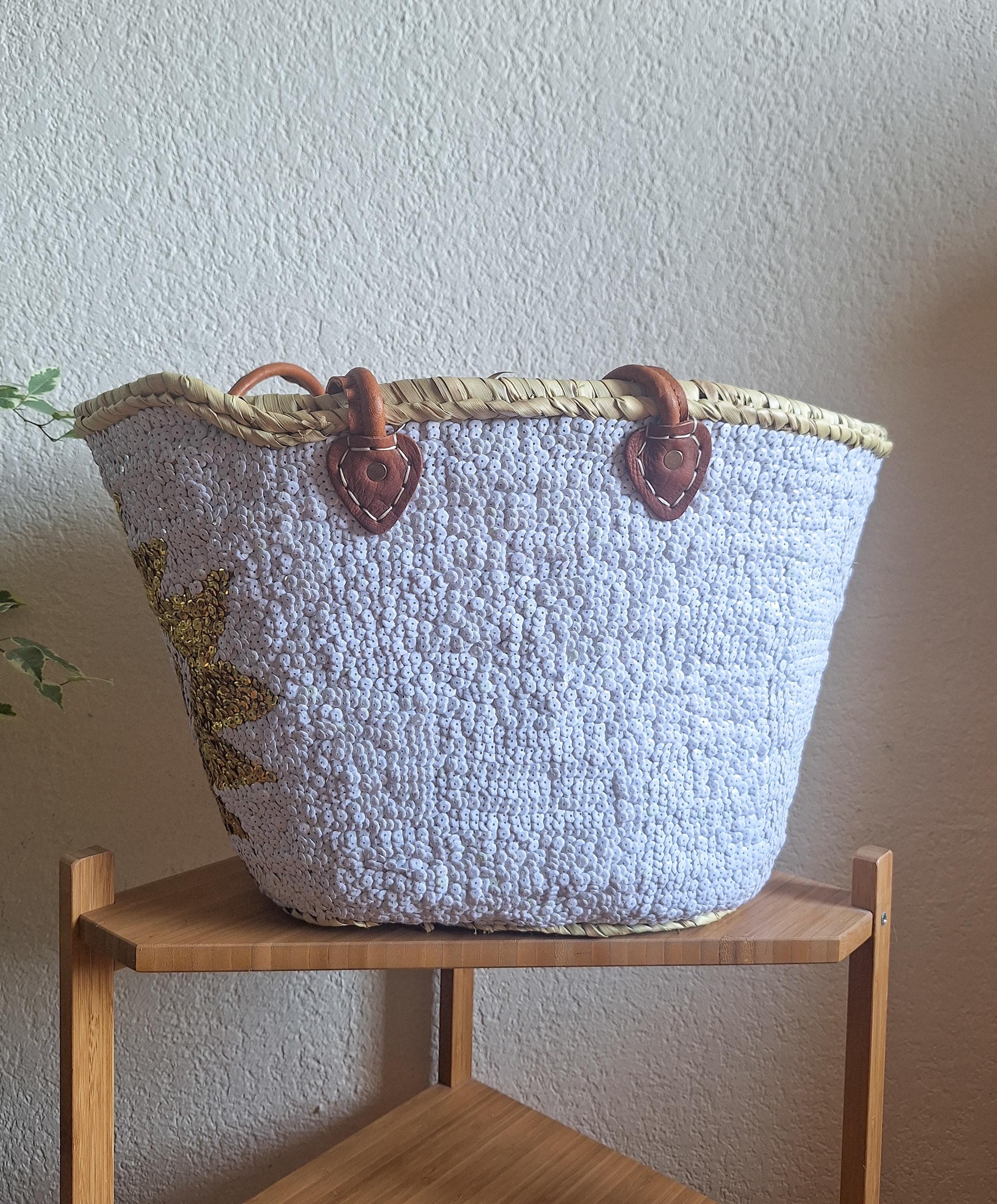 Sac cabas en paille brodée de sequins blancs et dorés – Anses cuir et fermeture filet – Artisanat marocain chic et bohème