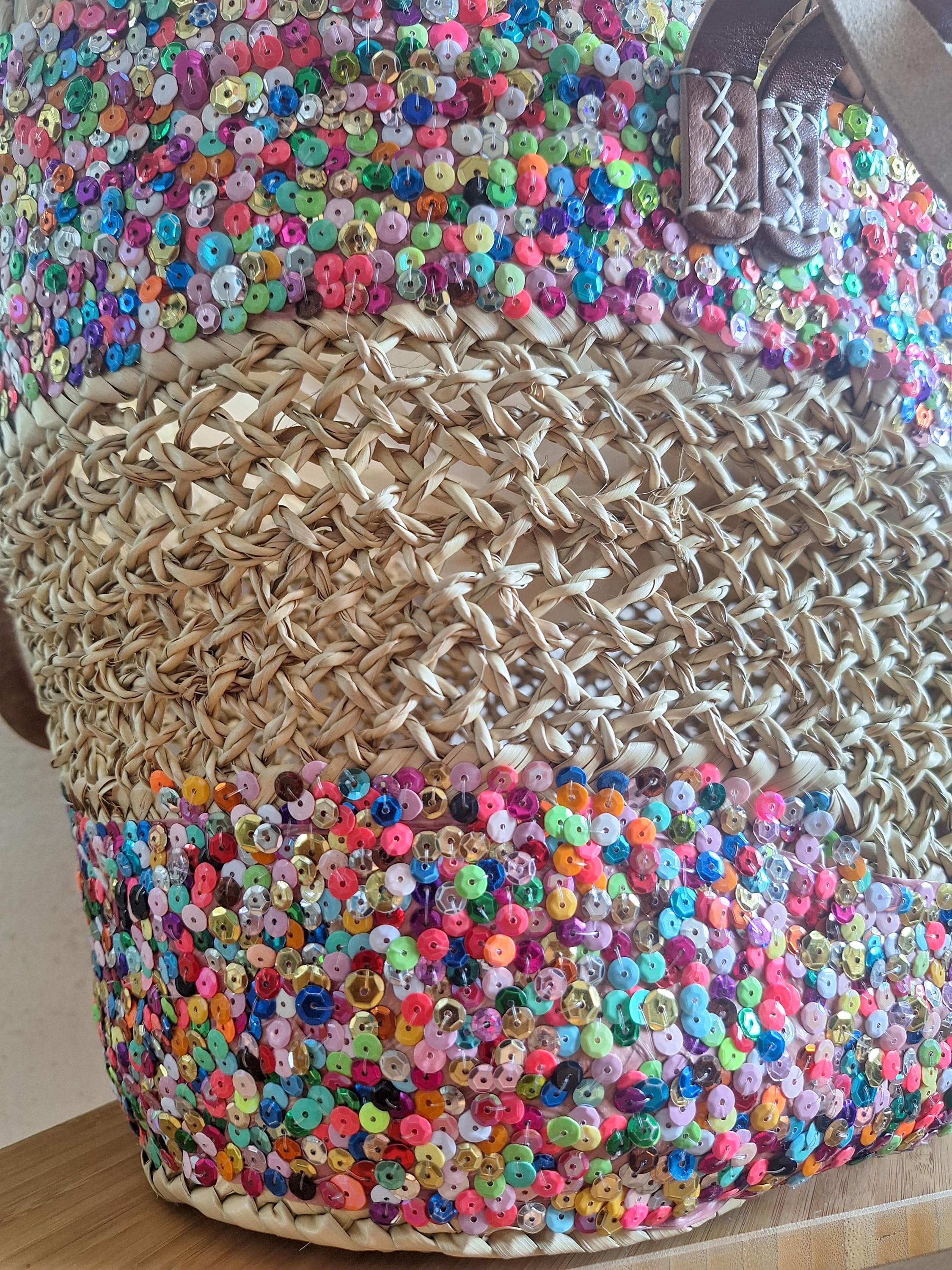Sac cabas en paille brodée de sequins colorés