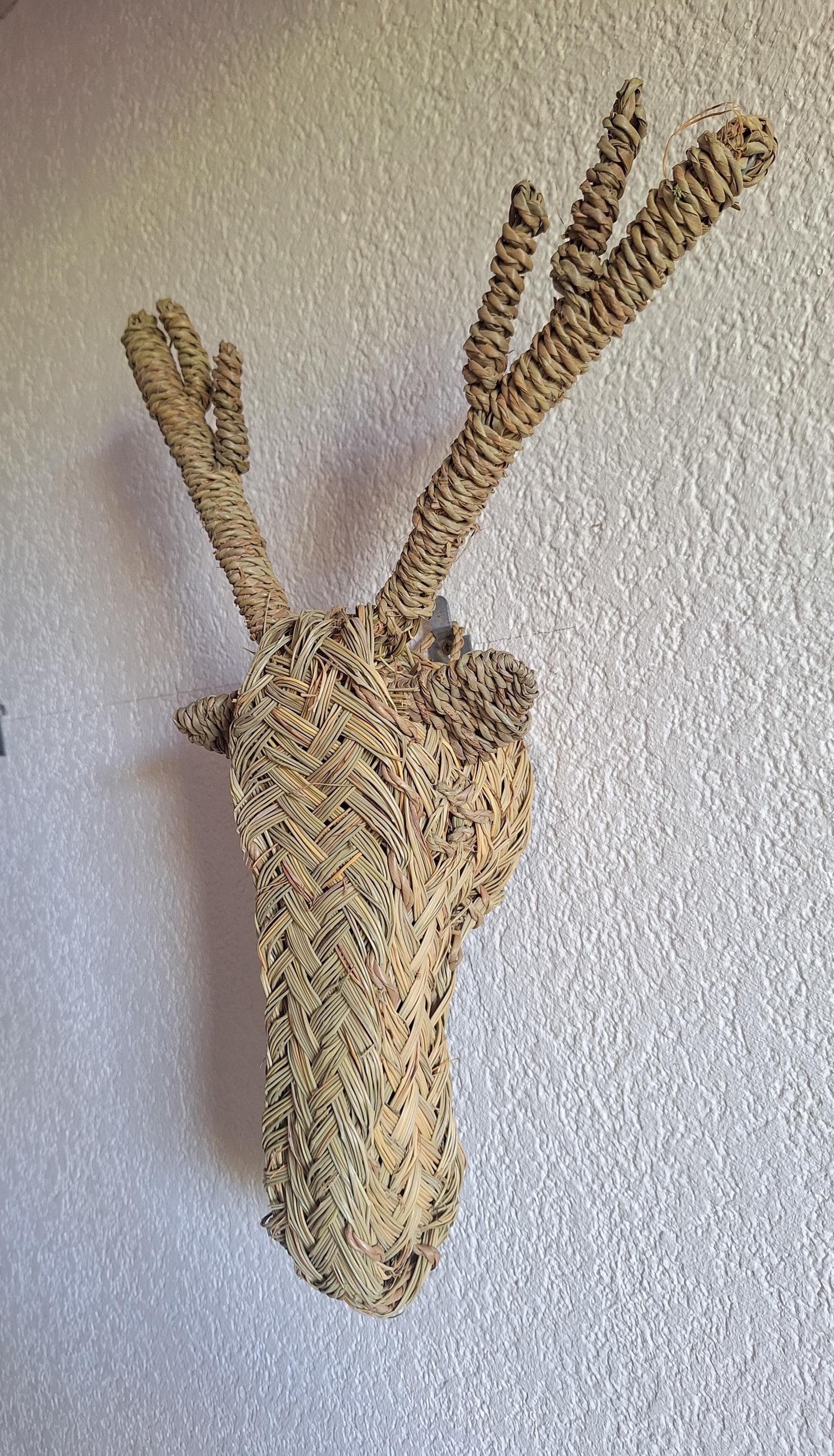 Trophée mural tête de renne en paille tressée – Déco bohème et artisanale