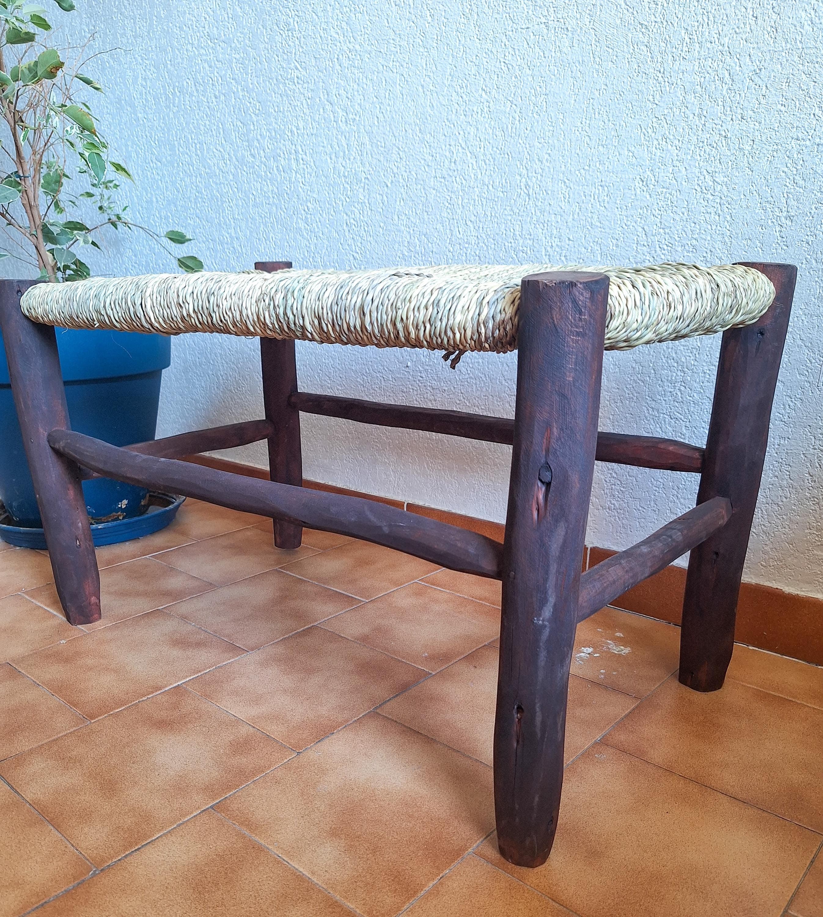 Banc marocain en bois foncé et assise tressée en feuilles de palmier