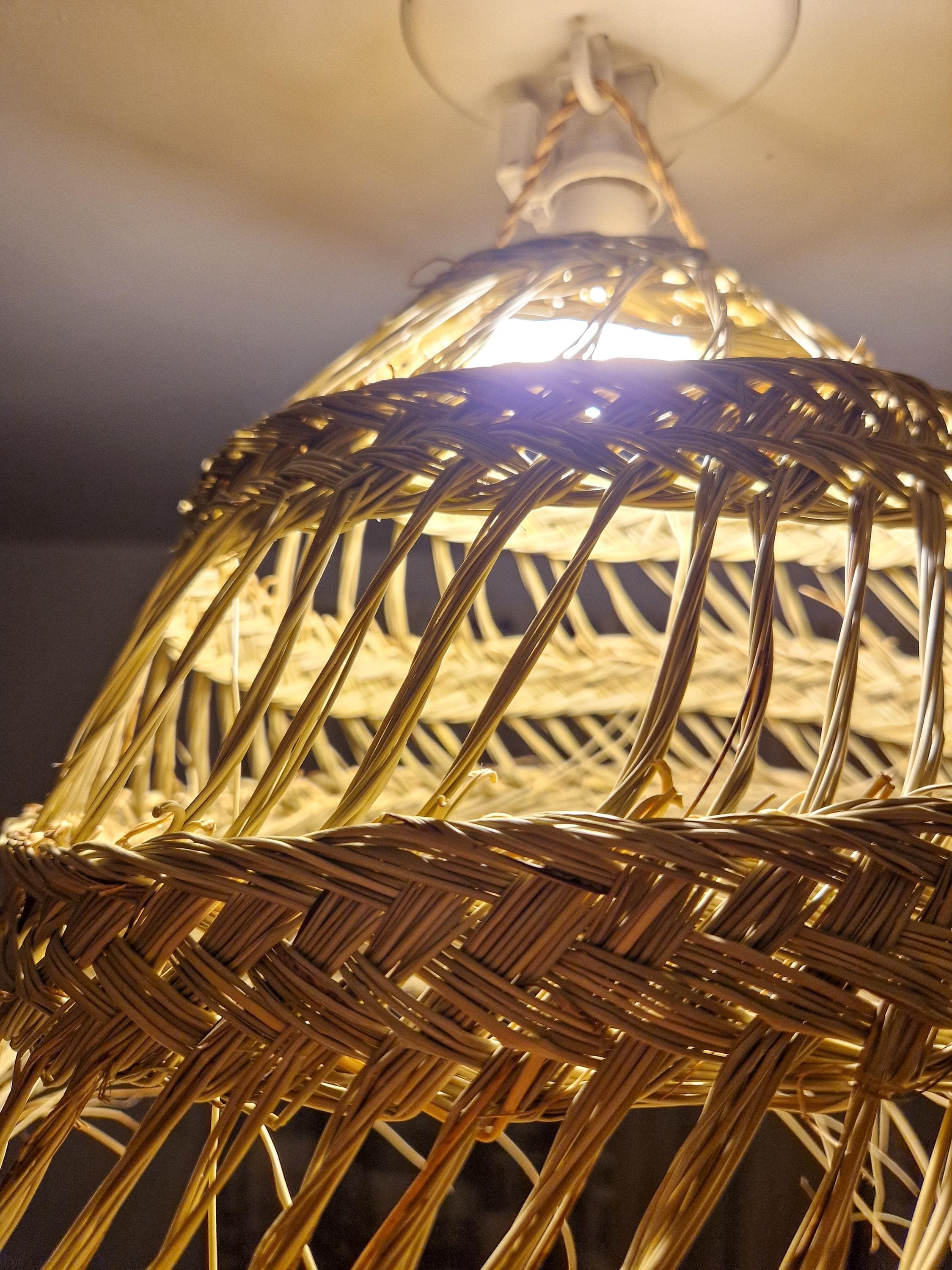 Suspension demi-boule ajourée en feuilles de palmier – Abat-jour naturel bandes tressées – Luminaire bohème fait main