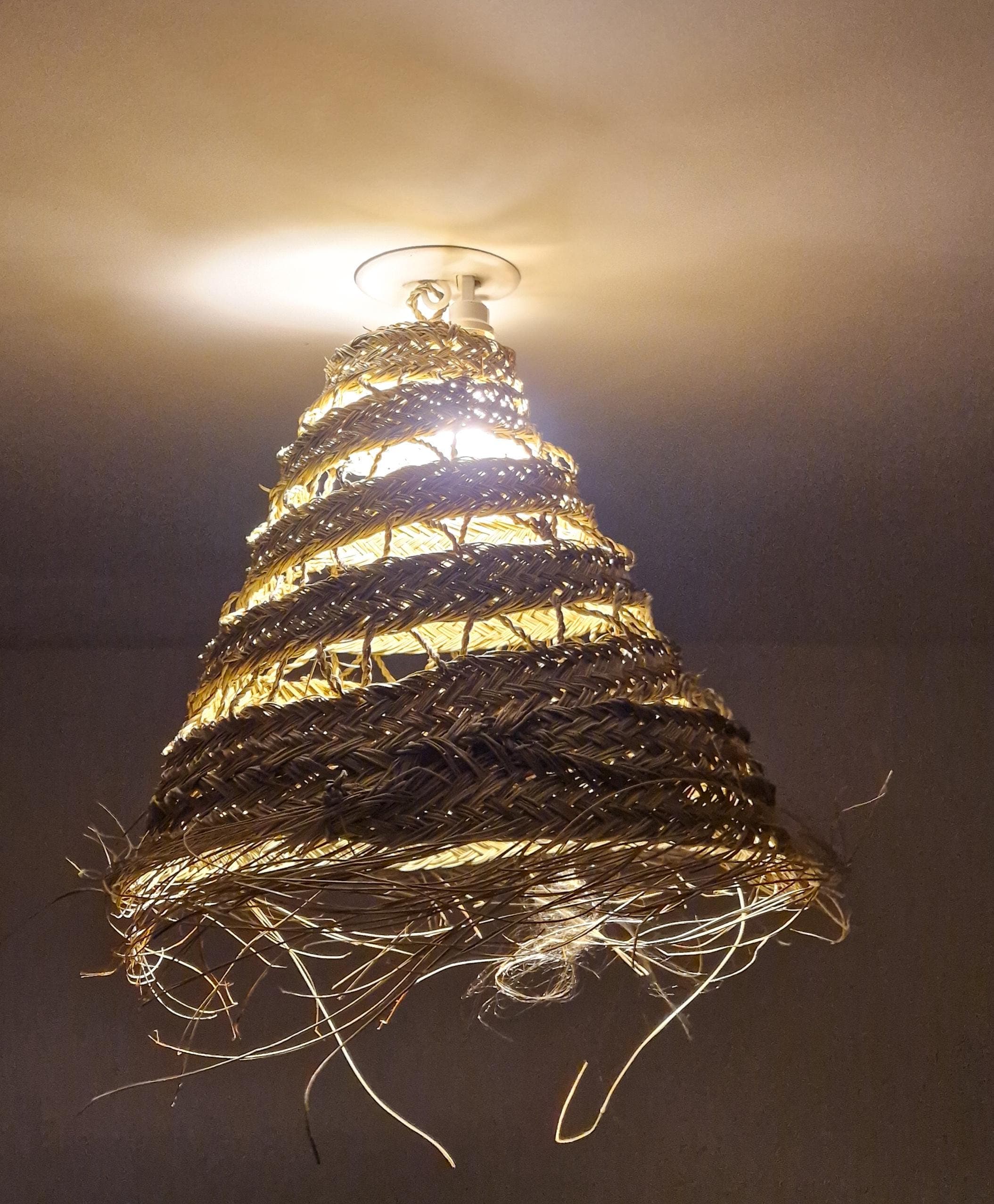 Suspension ajourée en feuille de palmier