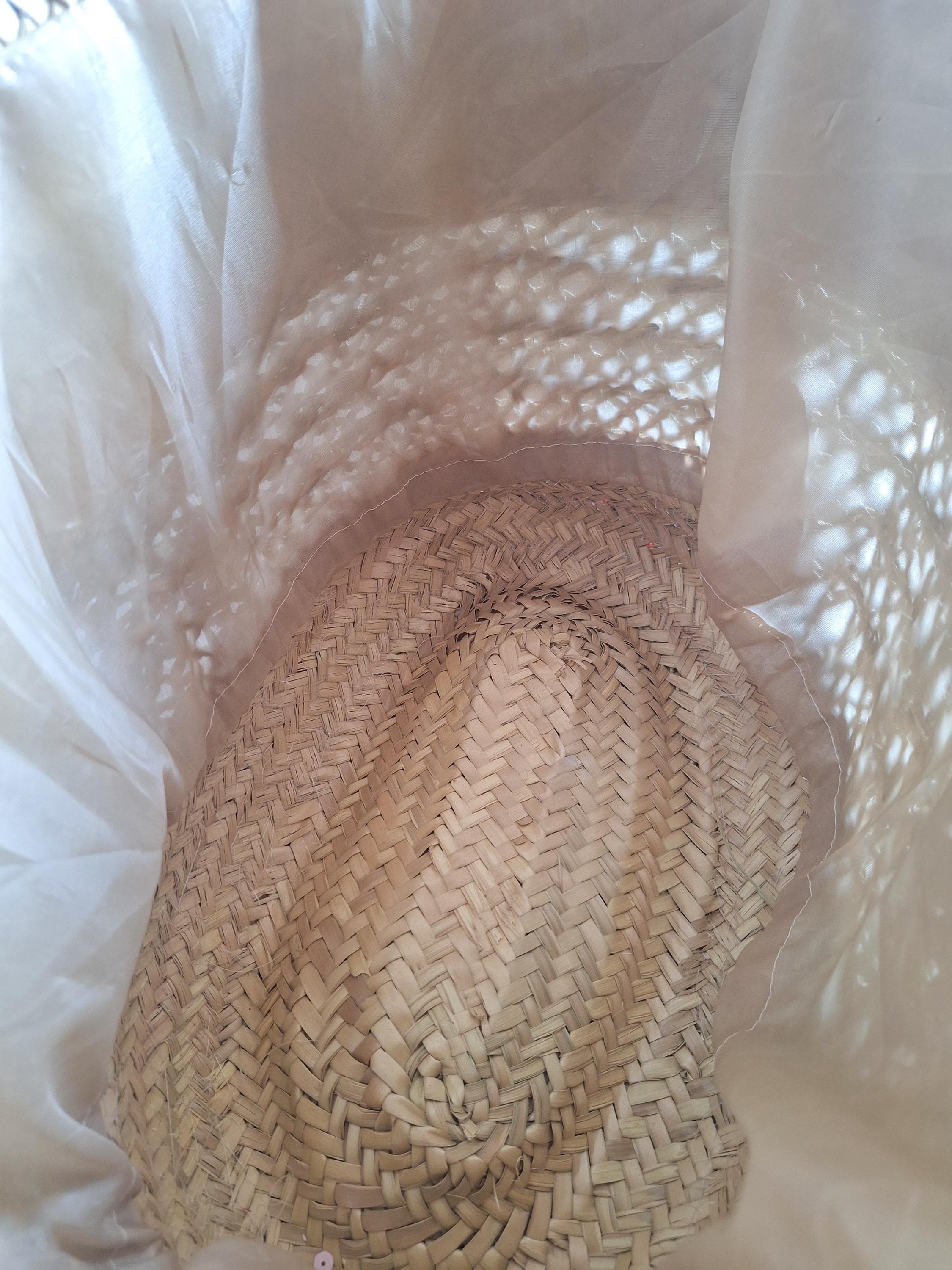 Sac cabas en paille brodée de sequins colorés